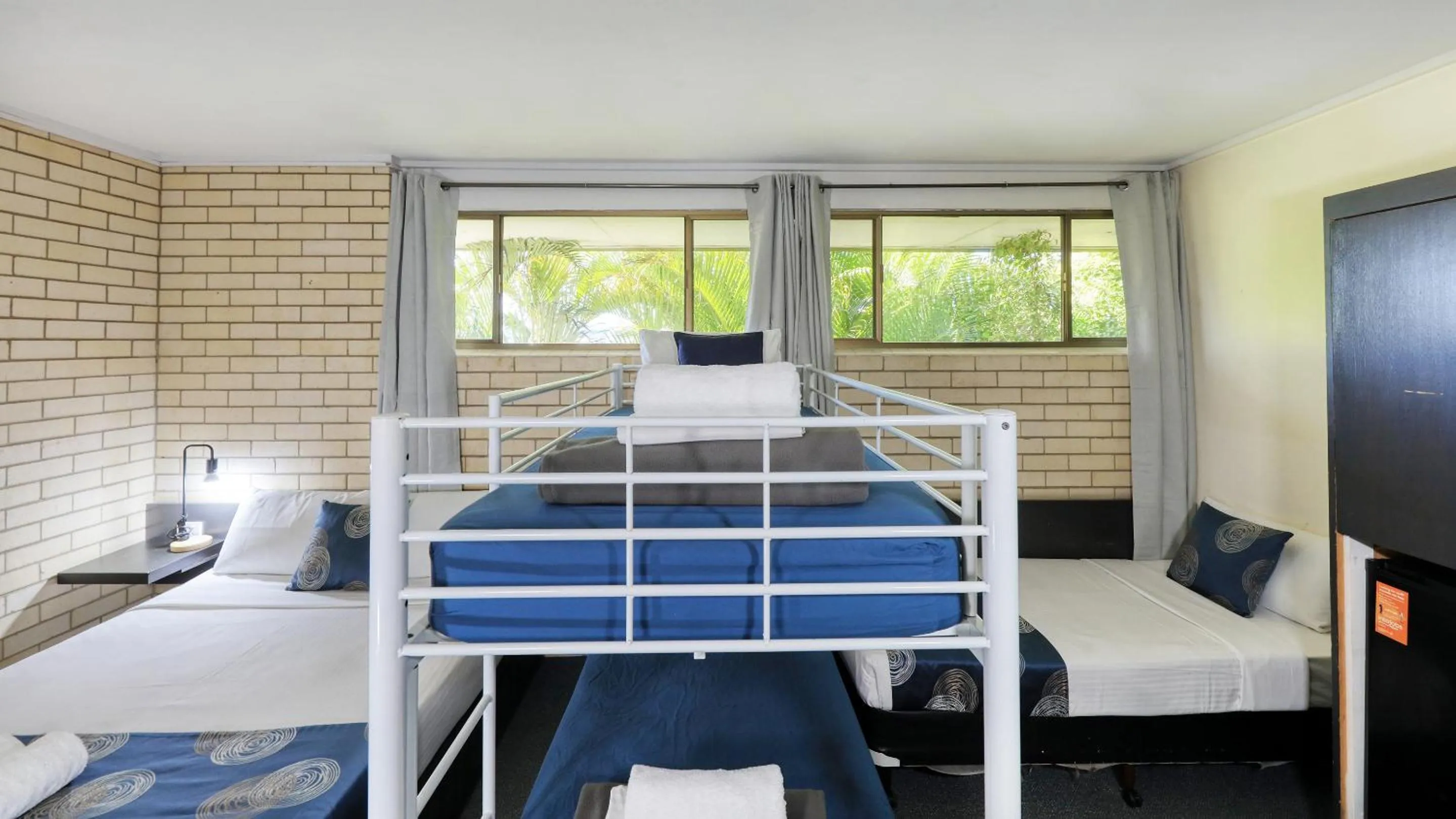 Bed in Tropical Gateway Motor Inn