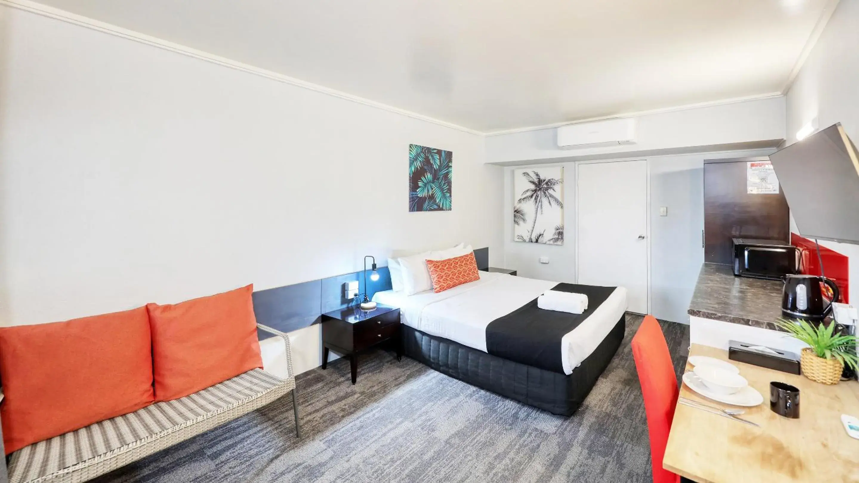 TV and multimedia, Bed in Tropical Gateway Motor Inn TV and multimedia, Bed in Tropical Gateway Motor Inn