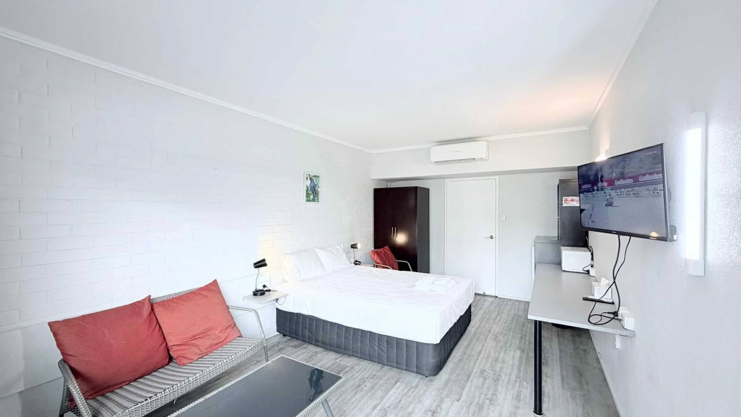 Bed in Tropical Gateway Motor Inn