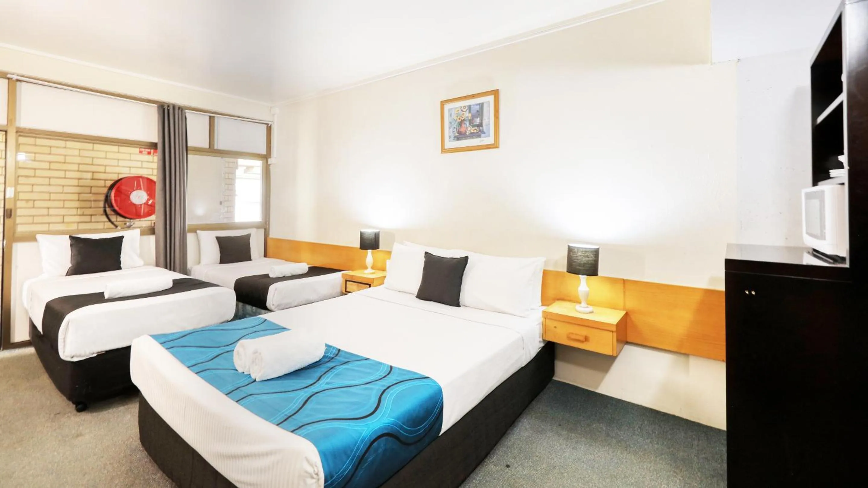 Bed in Tropical Gateway Motor Inn