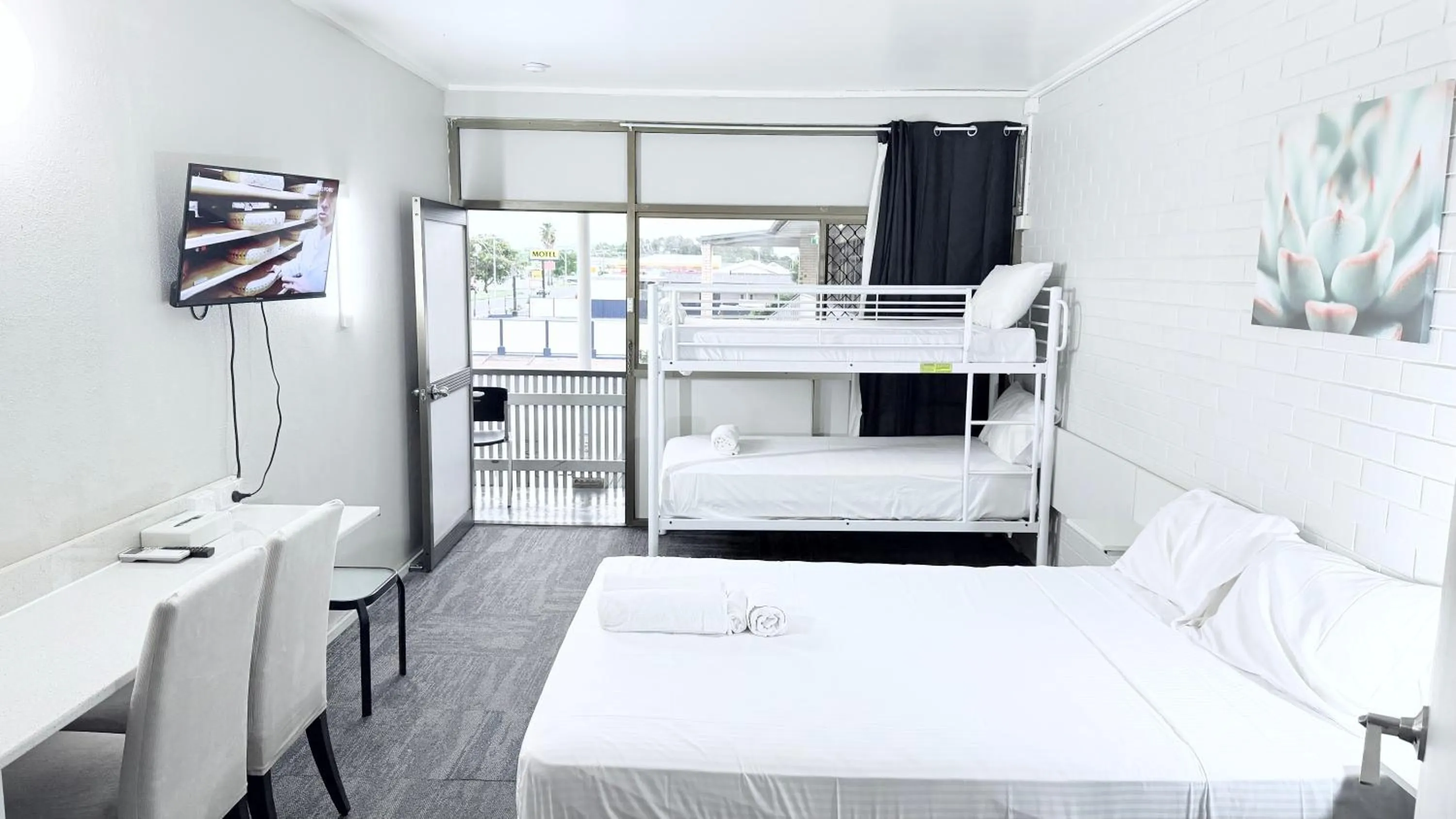 Bed in Tropical Gateway Motor Inn