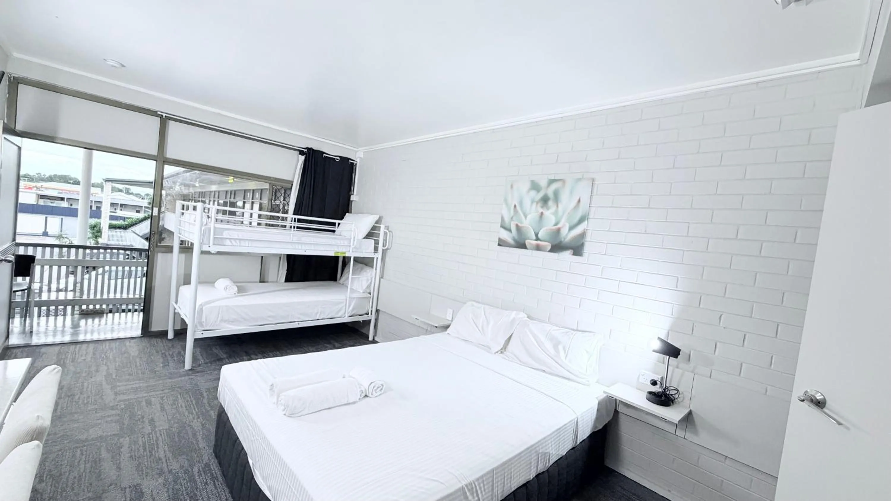 Bed in Tropical Gateway Motor Inn