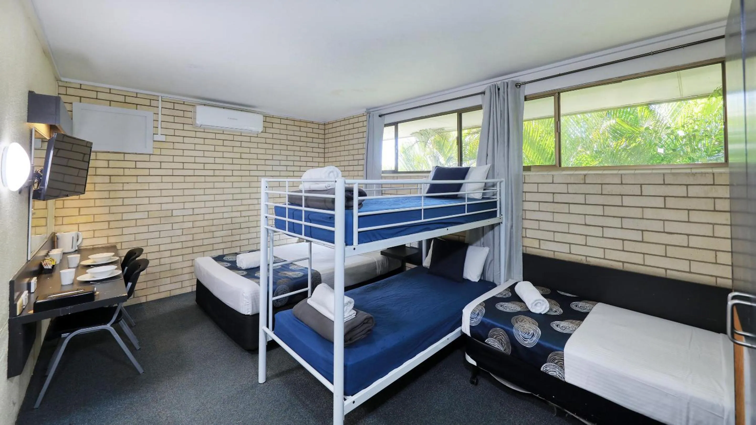 Bed in Tropical Gateway Motor Inn