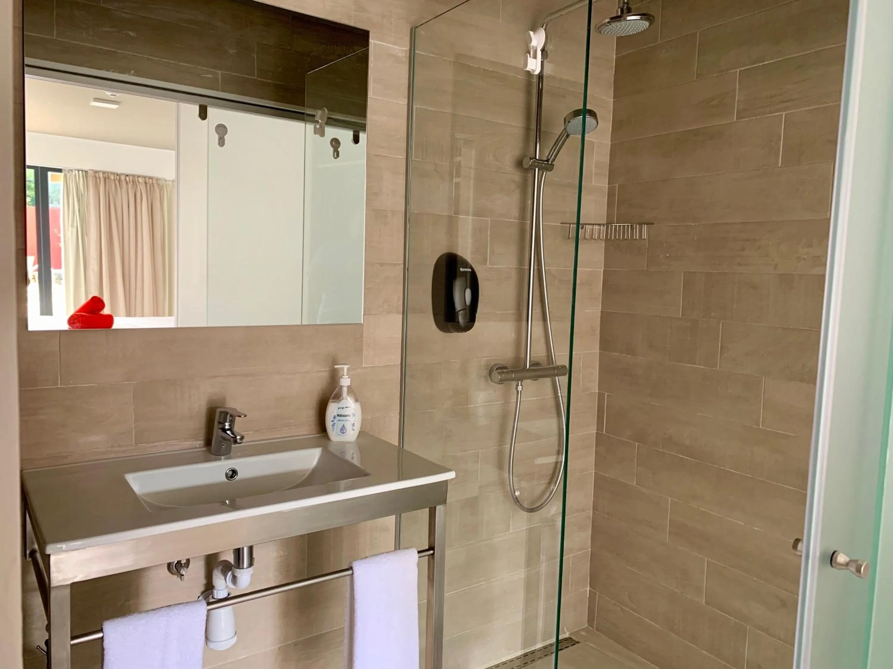 Shower in Villa 3 Caparica - Lisbon Gay Beach Resort