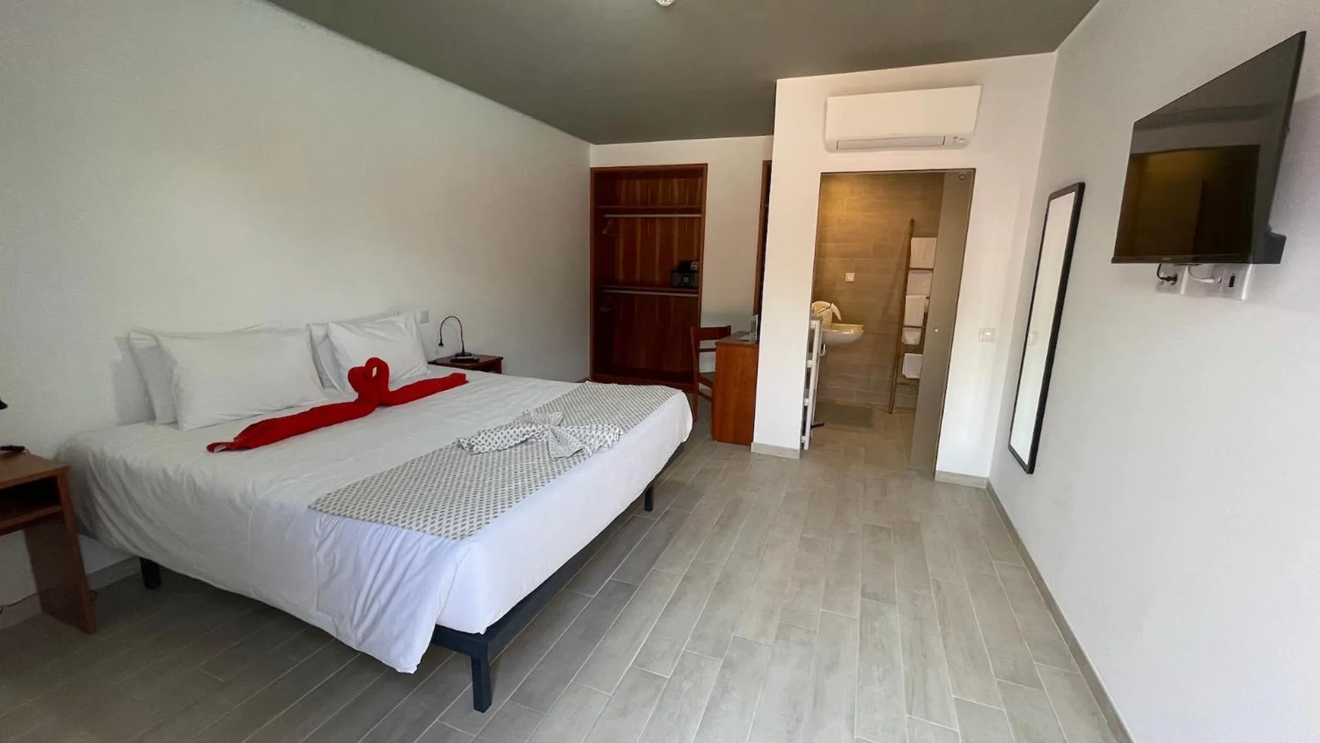 Facility for disabled guests, Bed in Villa 3 Caparica - Lisbon Gay Beach Resort