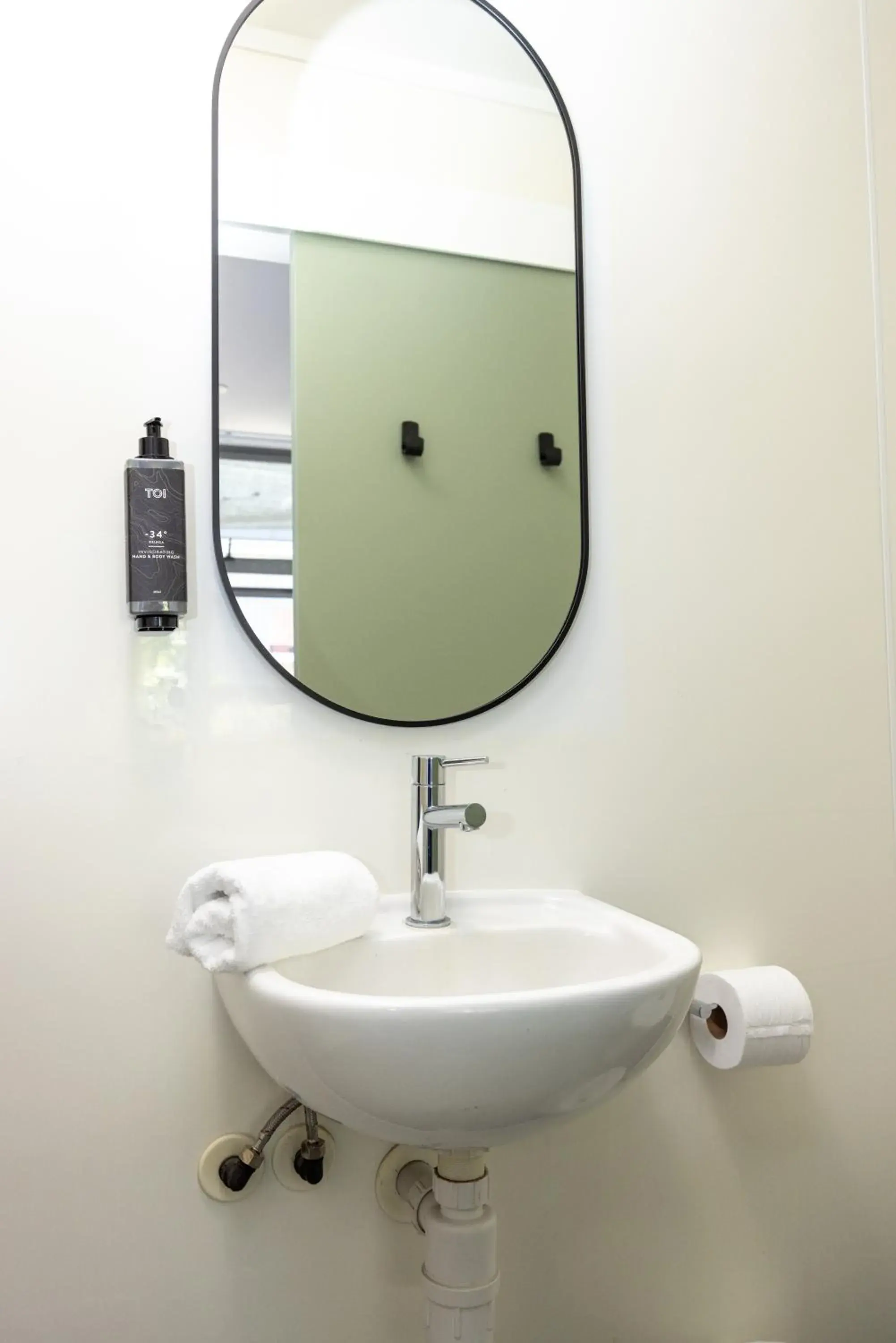 Twin Room with Private Bathroom in Haka House Rotorua Twin Room with Private Bathroom in Haka House Rotorua