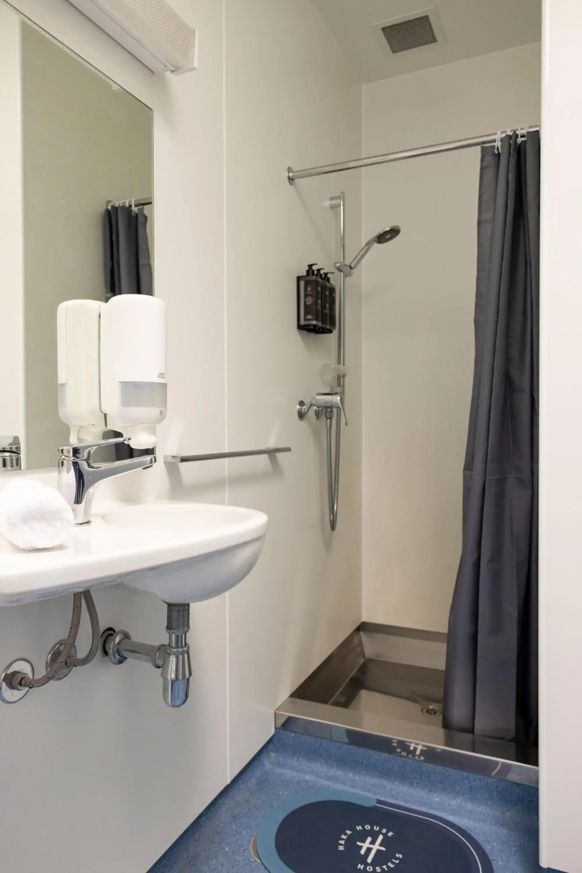 Bed in 4-Bed Dormitory Room in Haka House Wanaka Bed in 4-Bed Dormitory Room in Haka House Wanaka