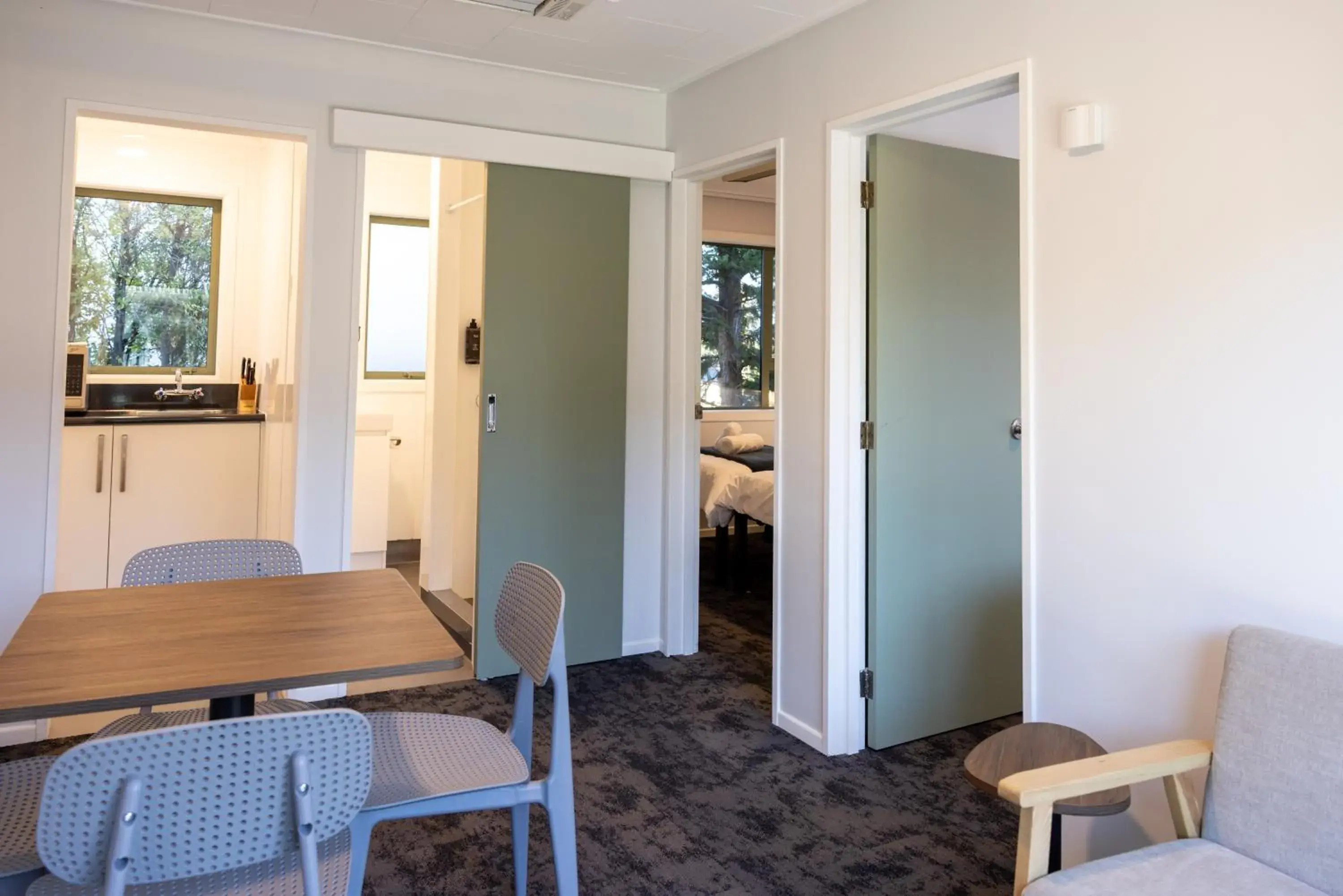 Quadruple Room with Bathroom in Haka House Wanaka Quadruple Room with Bathroom in Haka House Wanaka