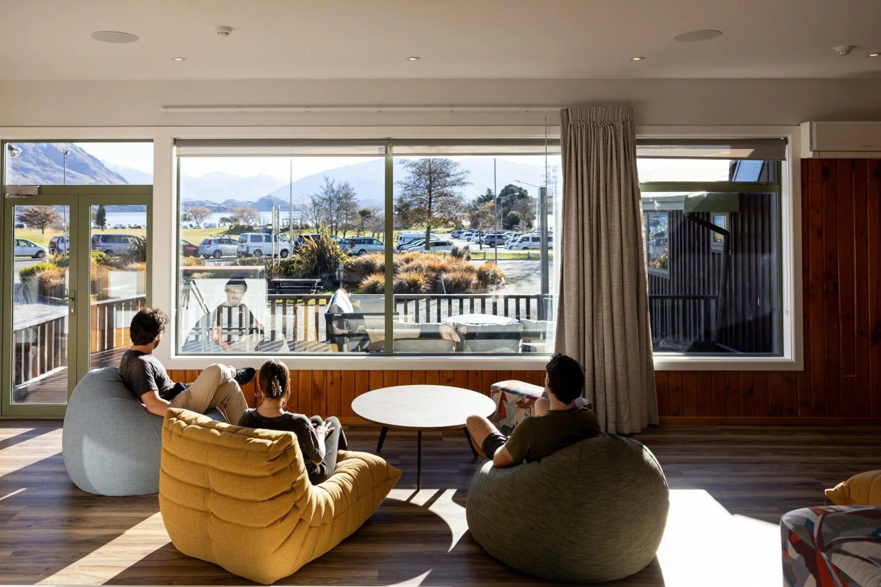 Communal lounge/ TV room in Haka House Wanaka