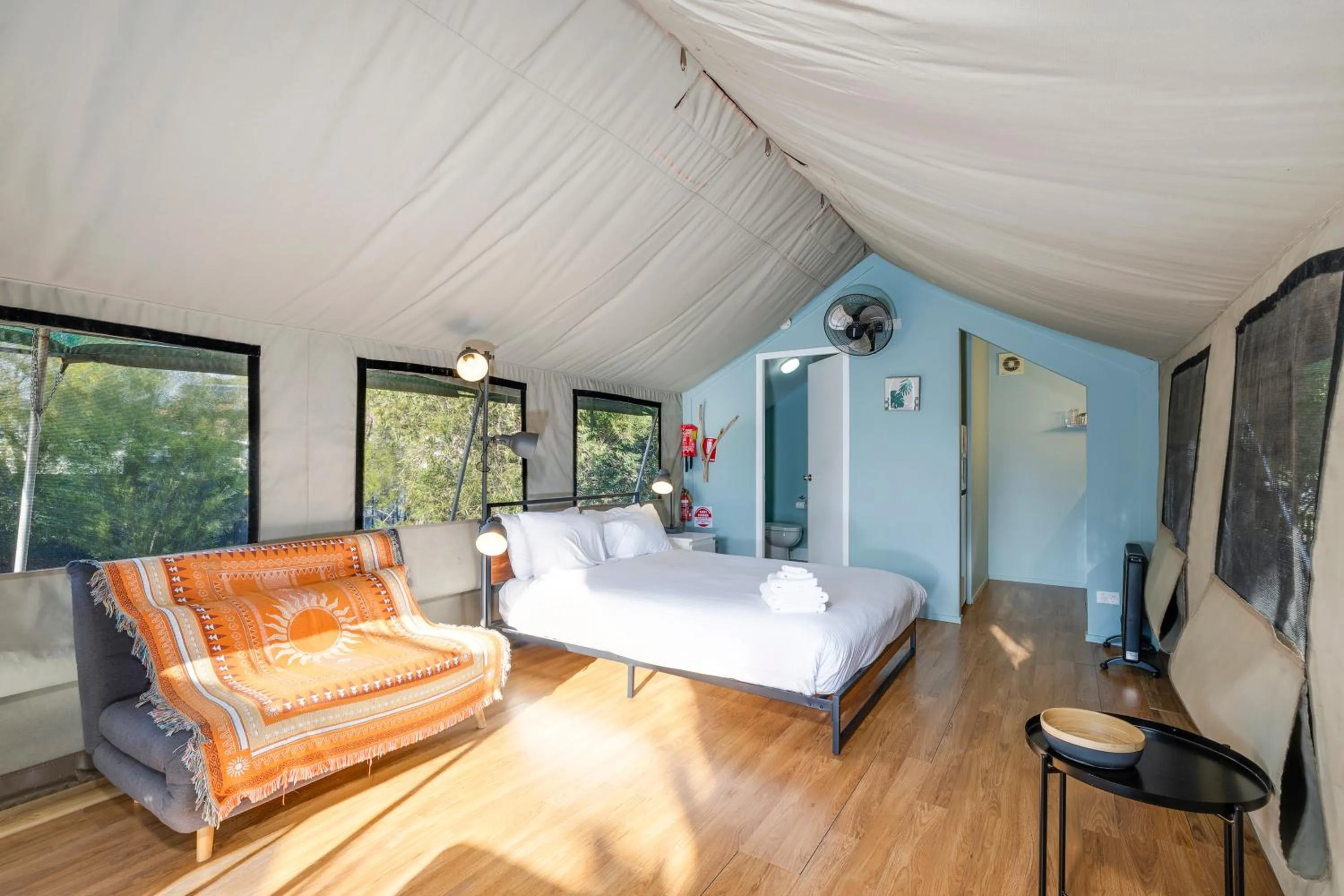 Living room, Bed in South Coast Retreat