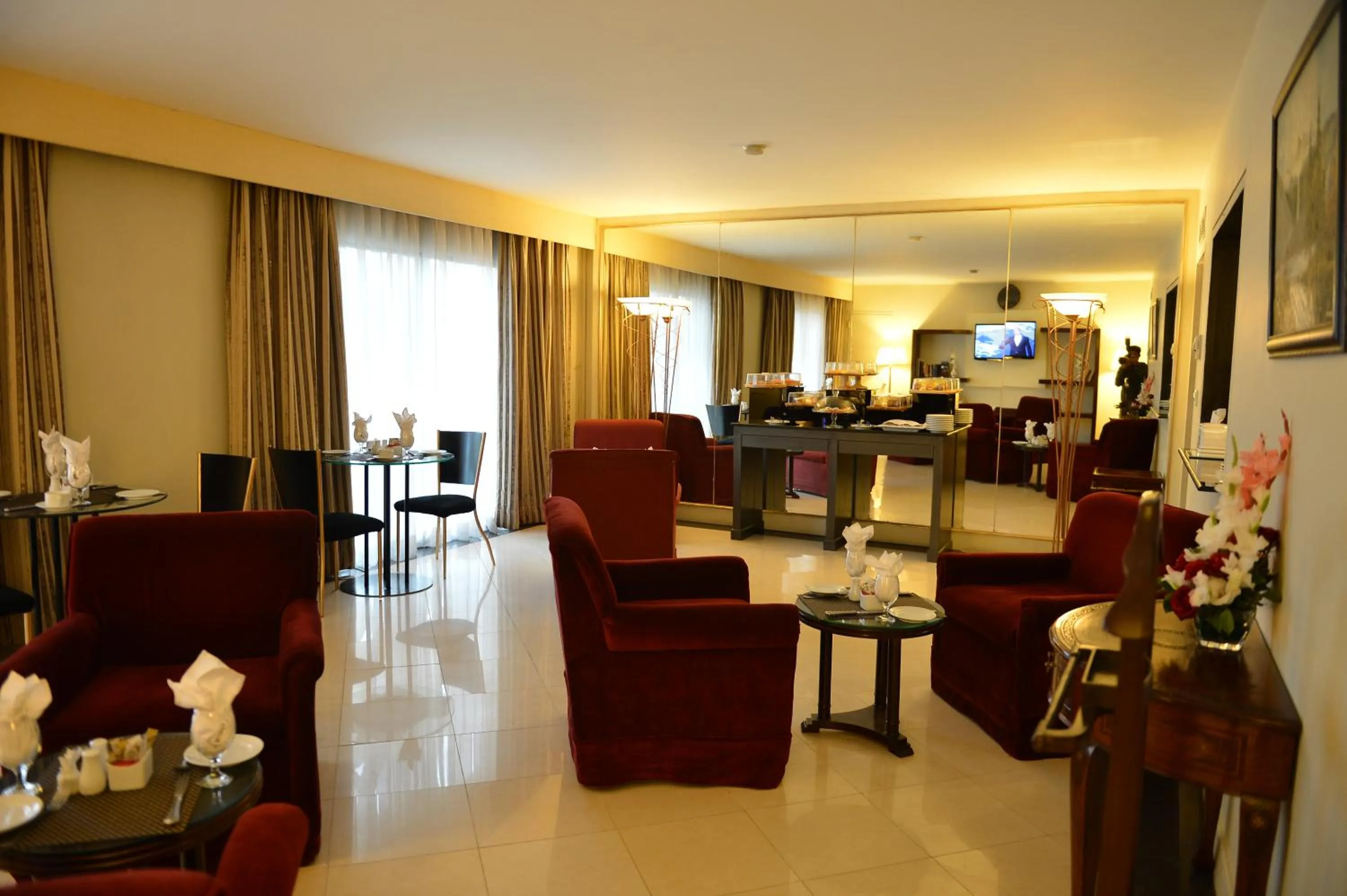 Lounge or bar in Pearl Continental Hotel, Rawalpindi