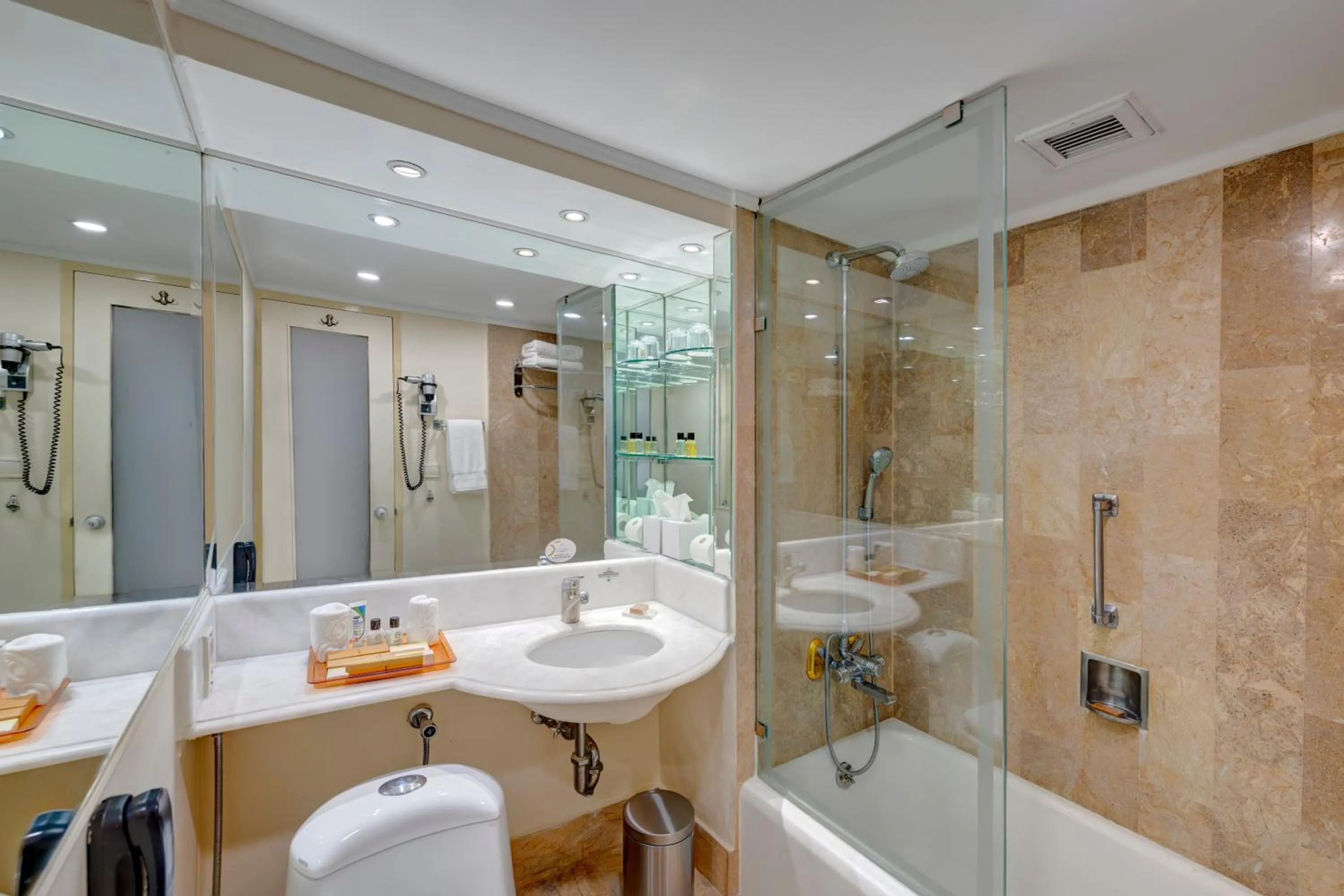 Bathroom in Pearl Continental Hotel, Rawalpindi