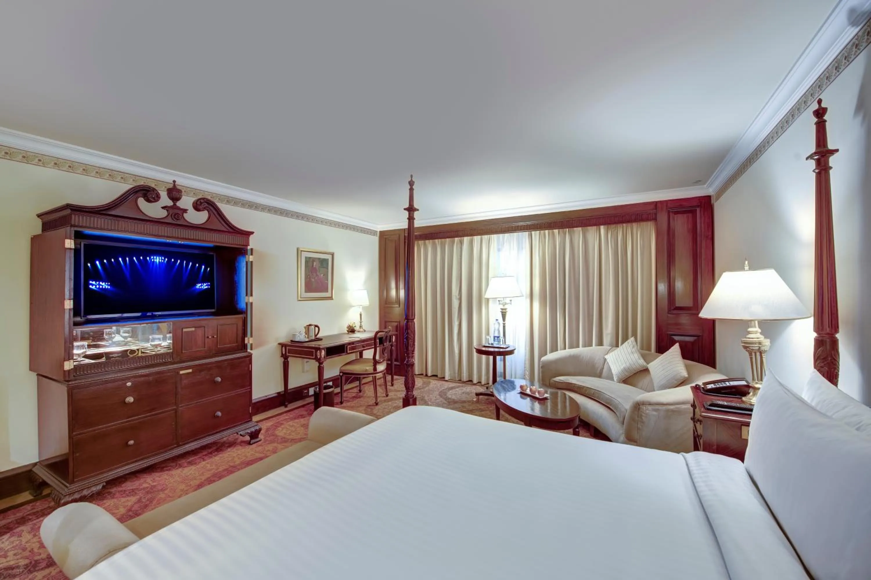 Bedroom, Bed in Pearl Continental Hotel, Lahore