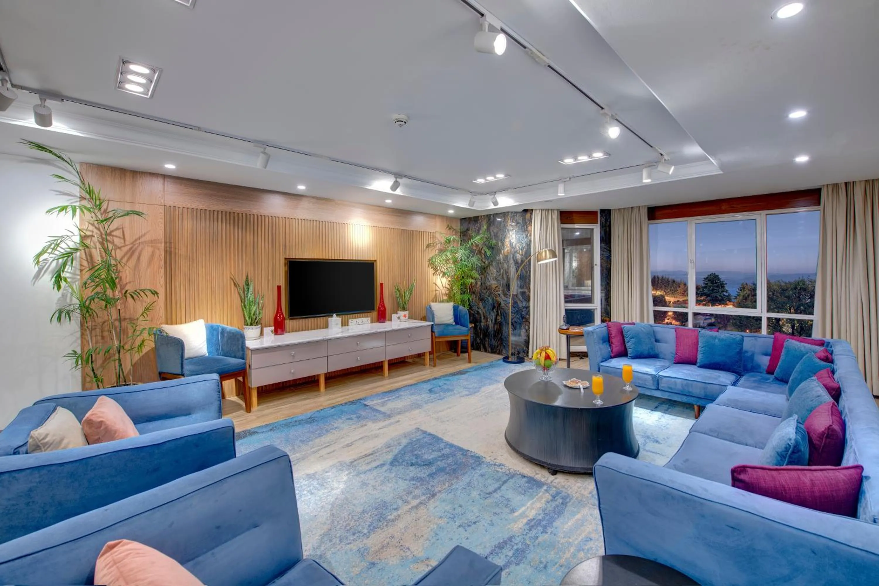 Communal lounge/ TV room in Pearl Continental Hotel, Bhurban