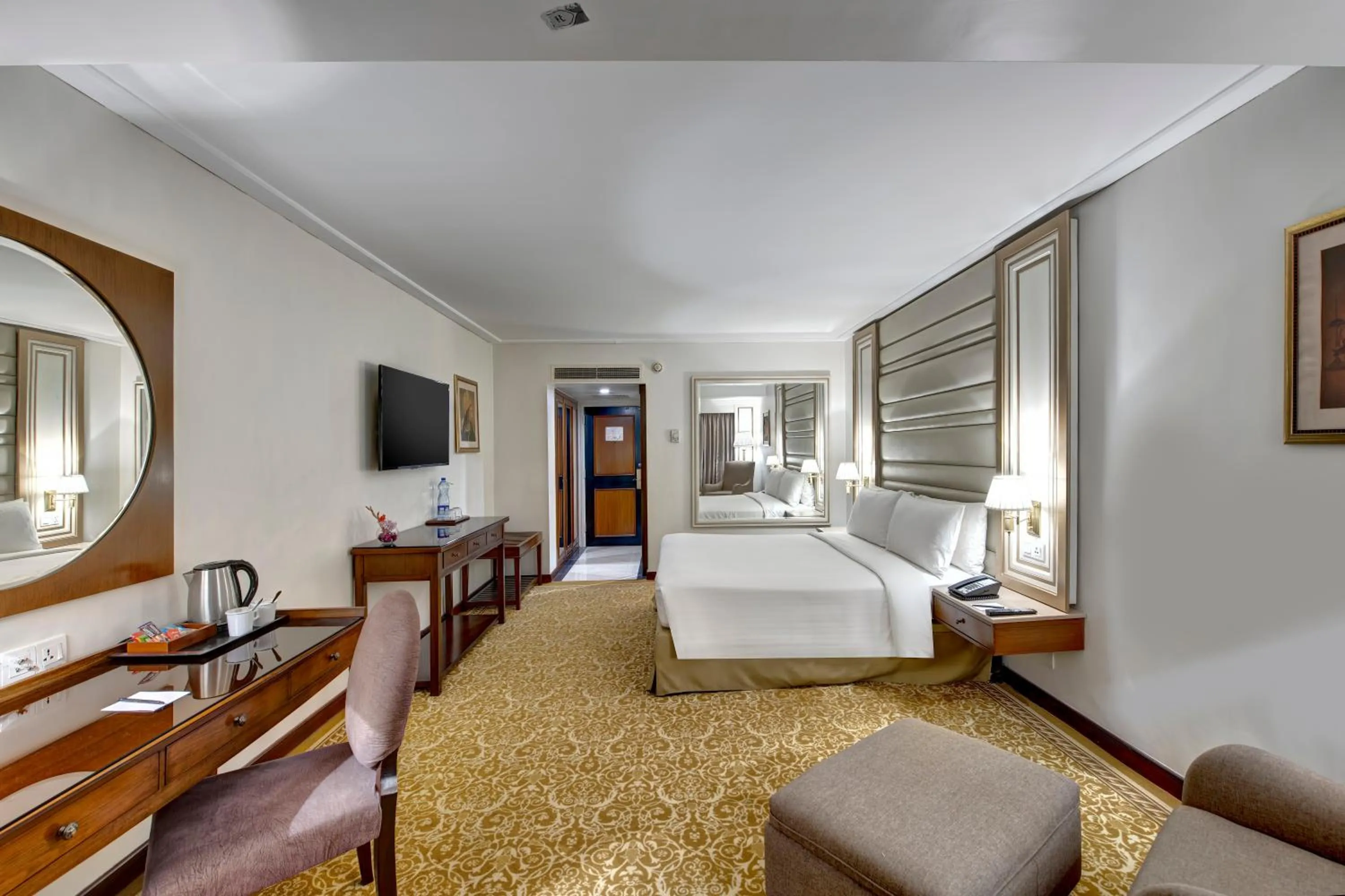 Bedroom, Bed in Pearl Continental Hotel, Karachi