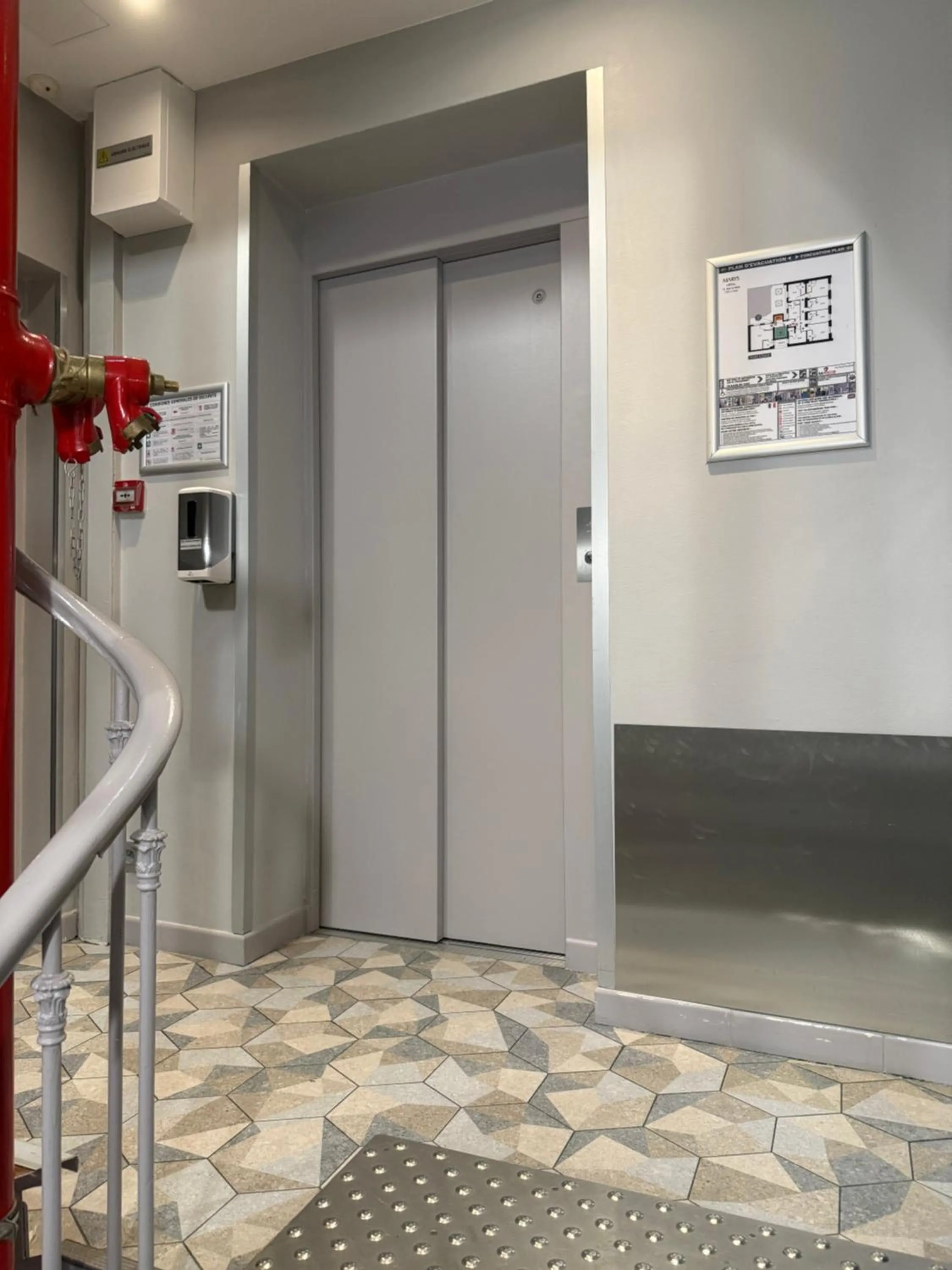 Property building in Mary's Hotel République