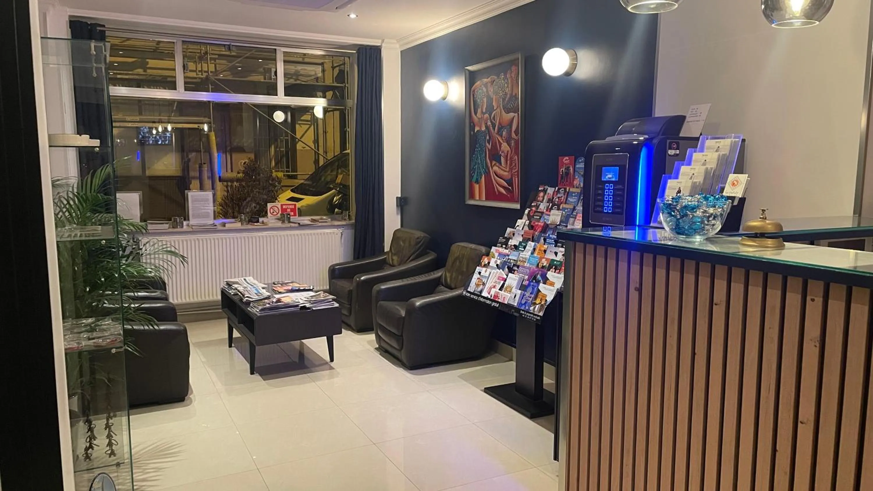 Lobby or reception in Mary's Hotel République