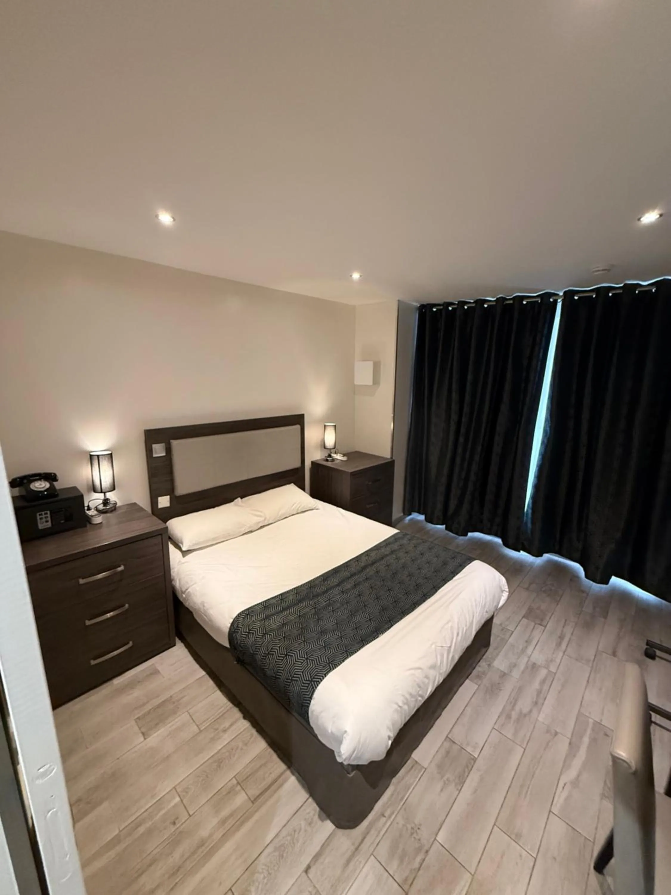 Photo of the whole room, Bed in Mary's Hotel République