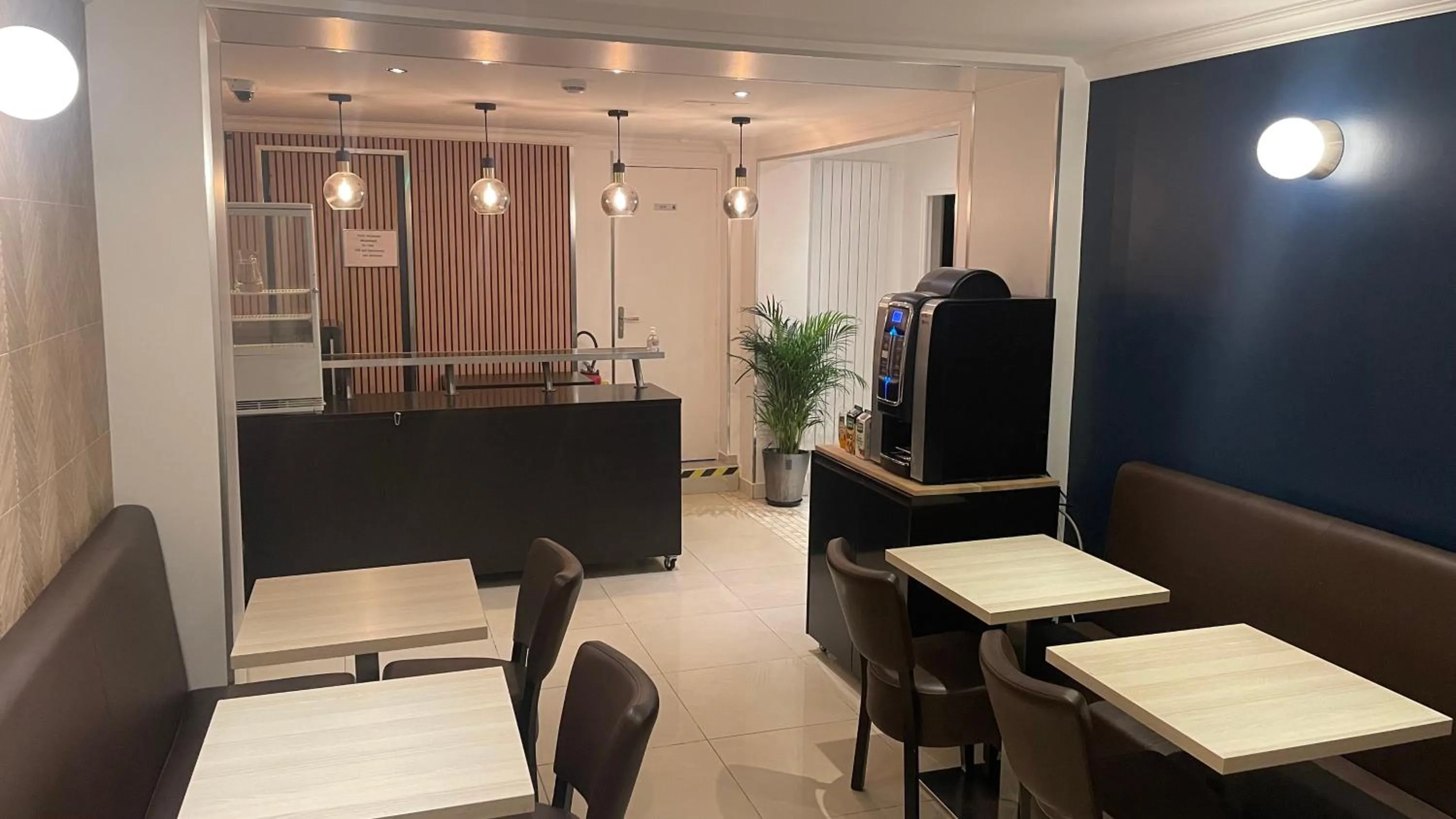 Breakfast in Mary's Hotel République