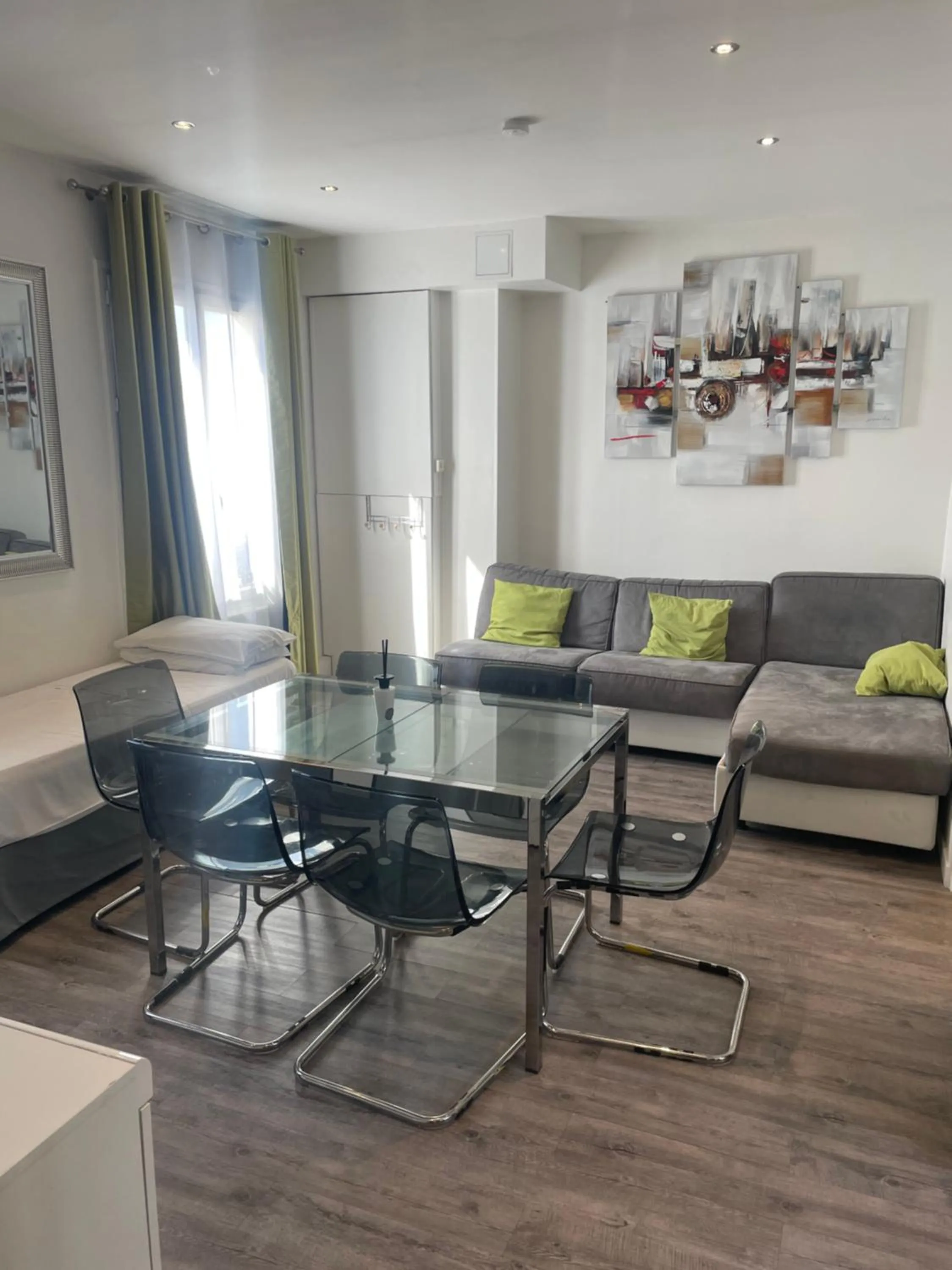 Living room in Mary's Hotel République