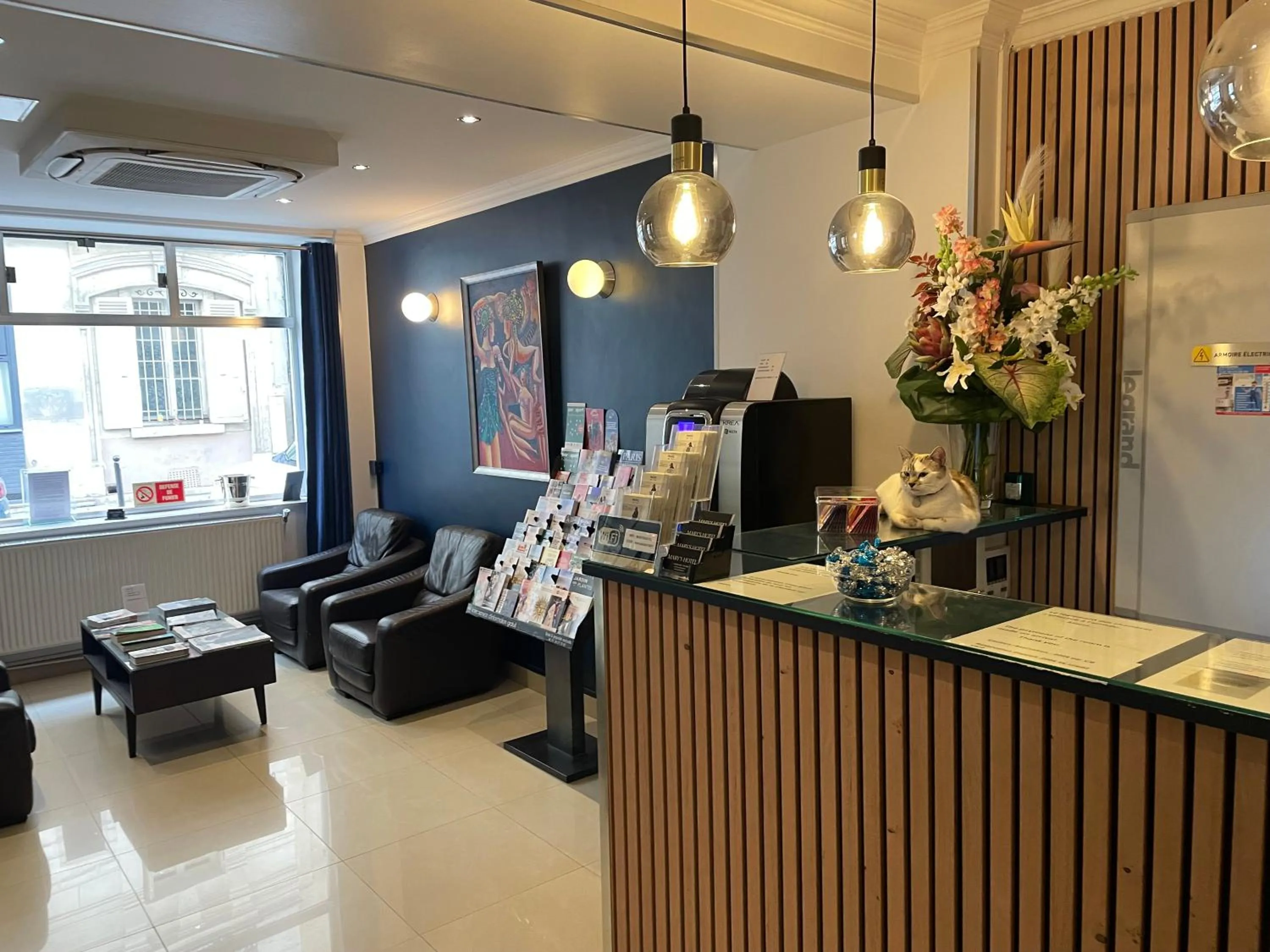 Lobby or reception in Mary's Hotel République