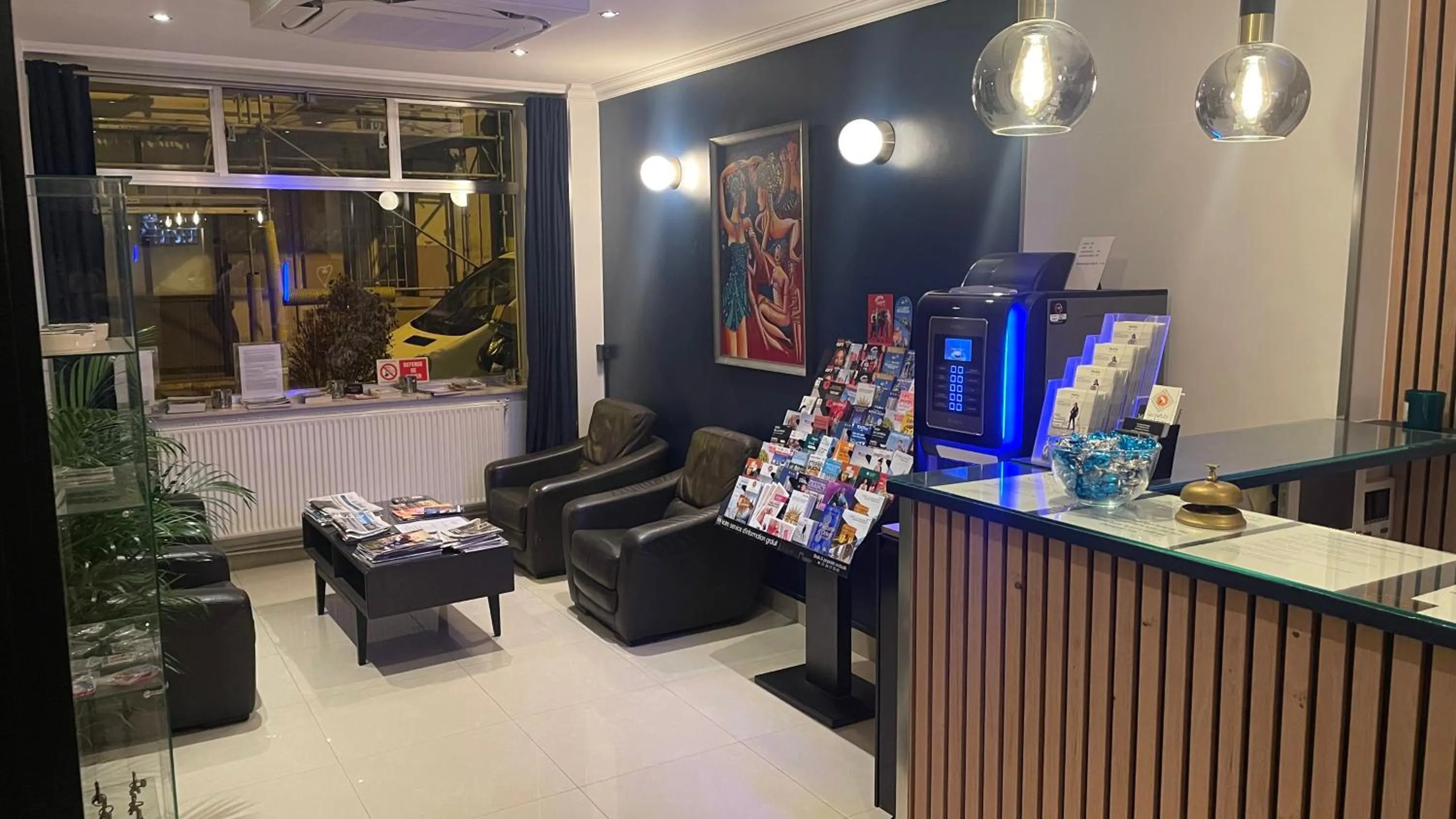 Lobby or reception in Mary's Hotel République