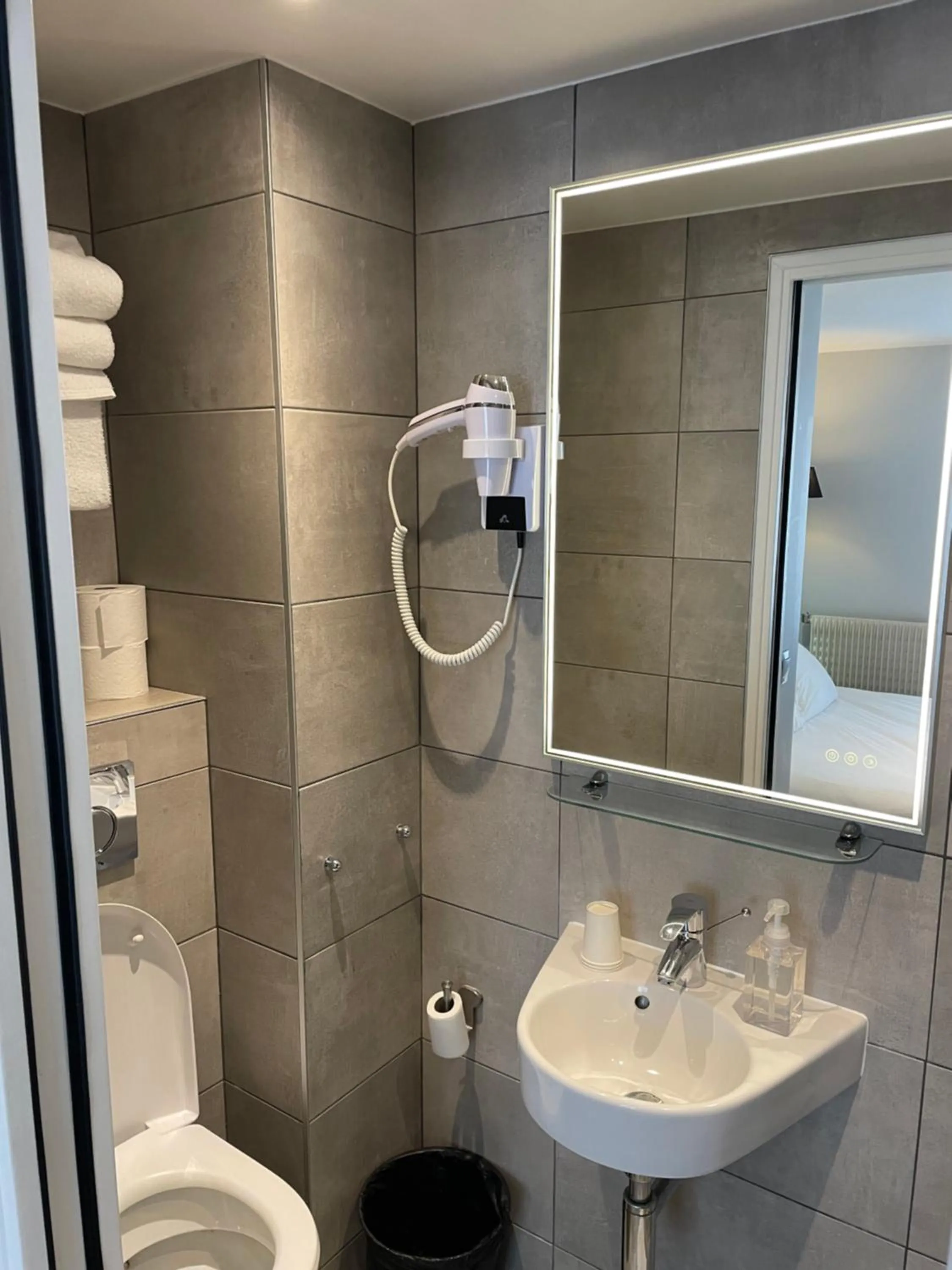 Bathroom in Mary's Hotel République