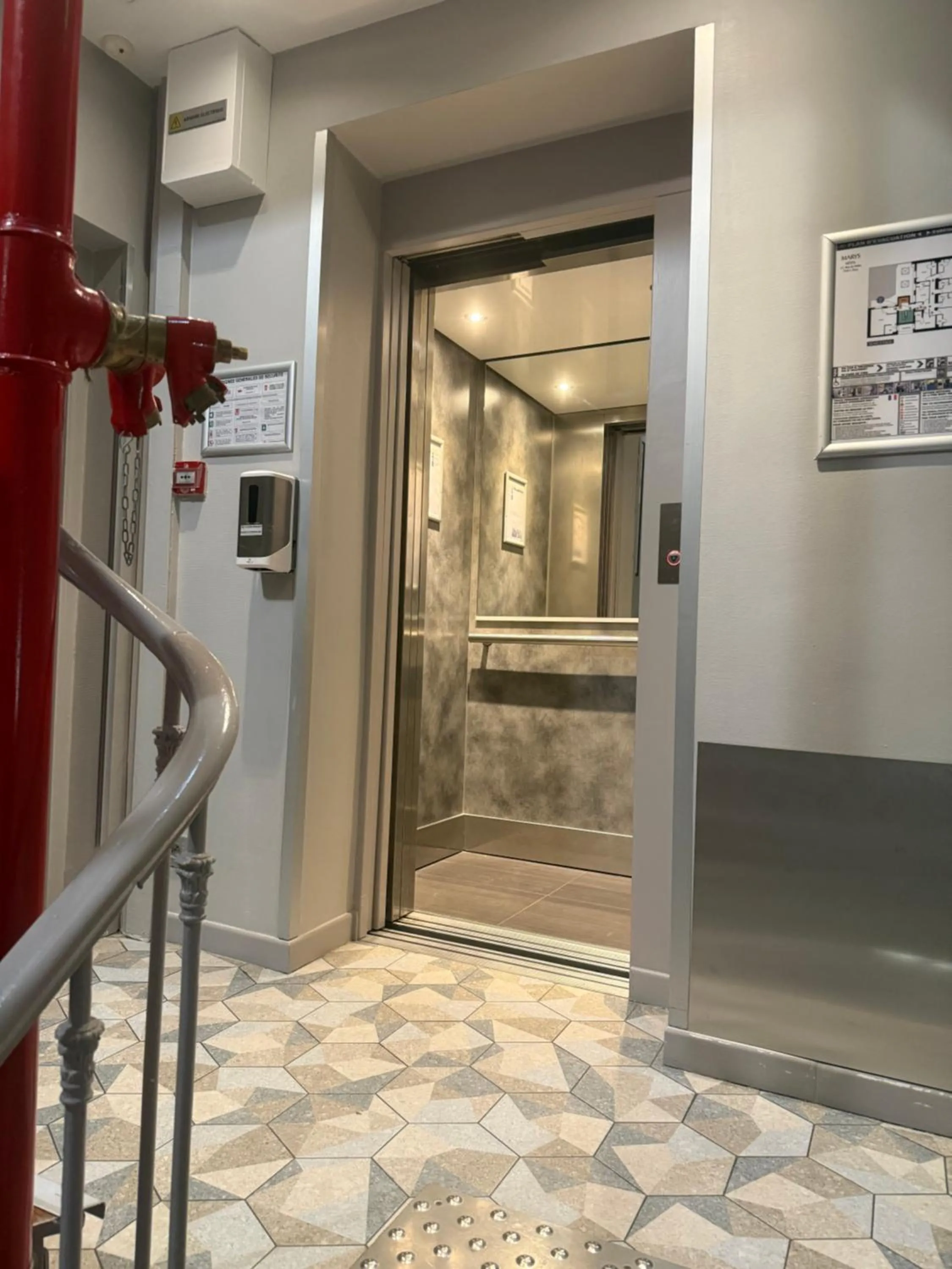 Property building in Mary's Hotel République