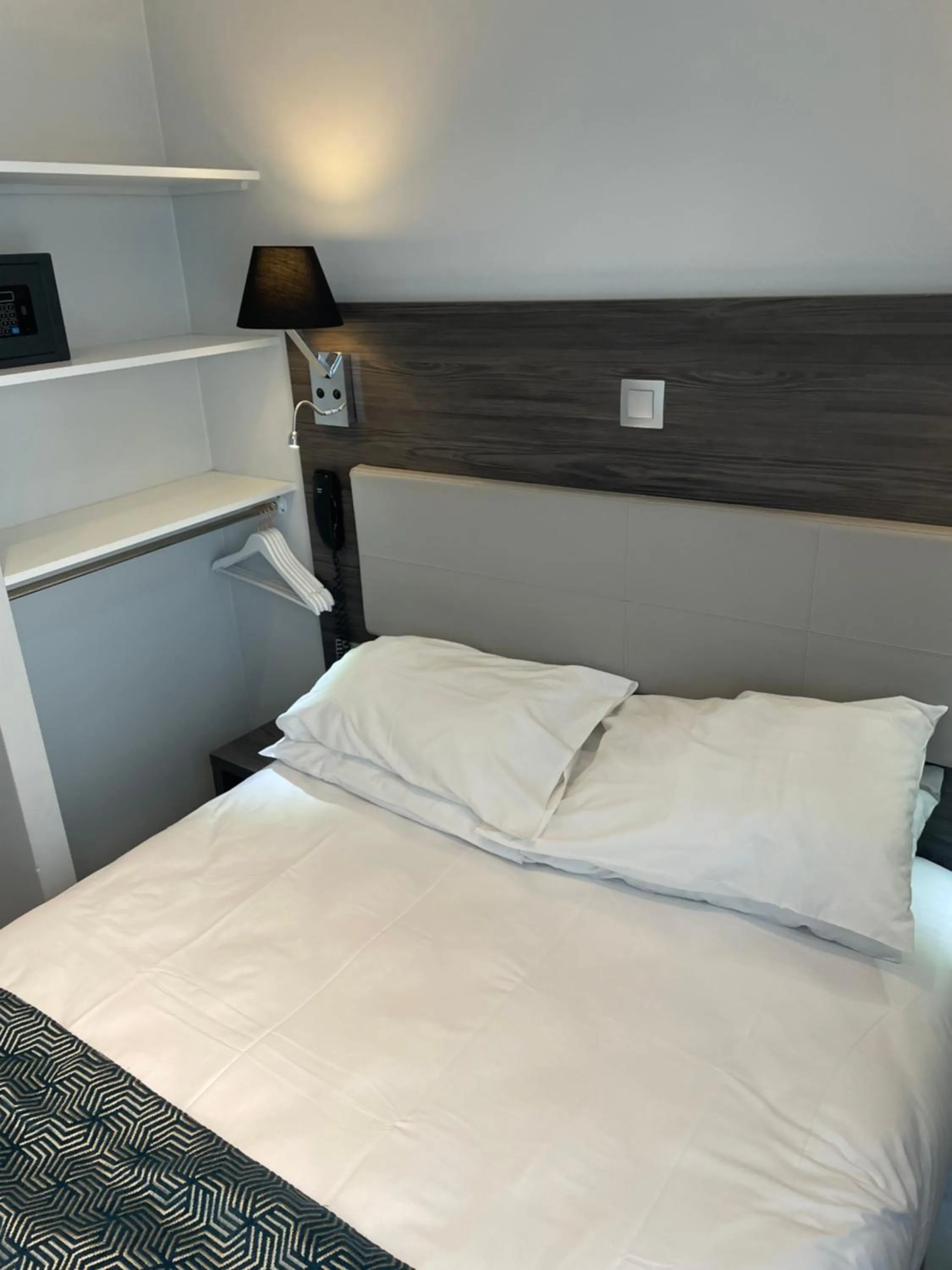 Bedroom, Bed in Mary's Hotel République