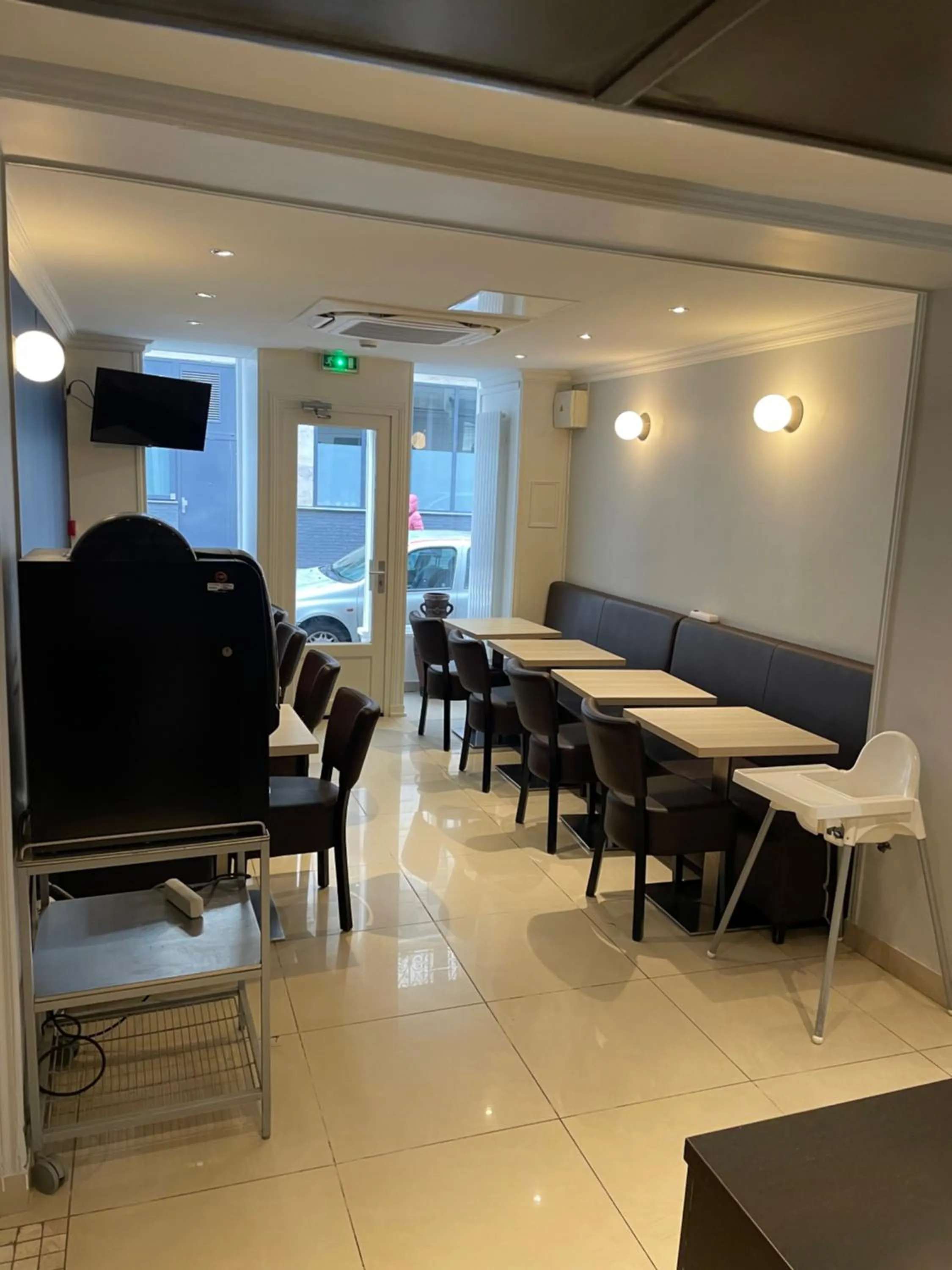 Breakfast in Mary's Hotel République