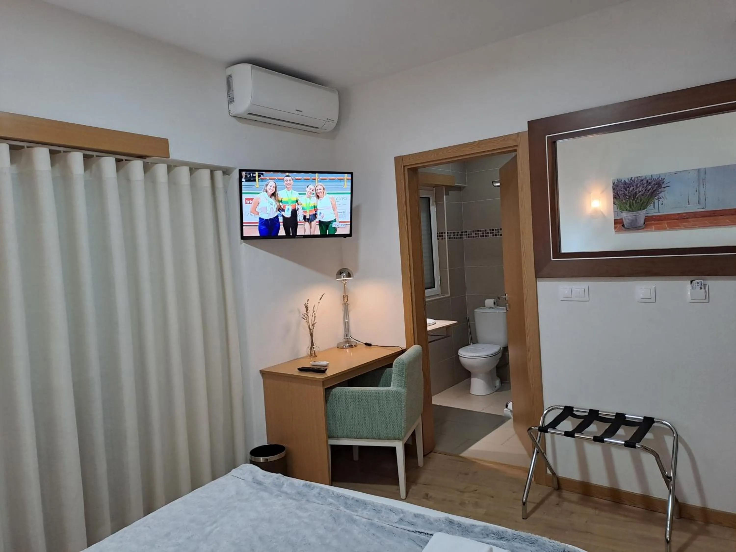 Toilet, Bed in Hotel SQUARE