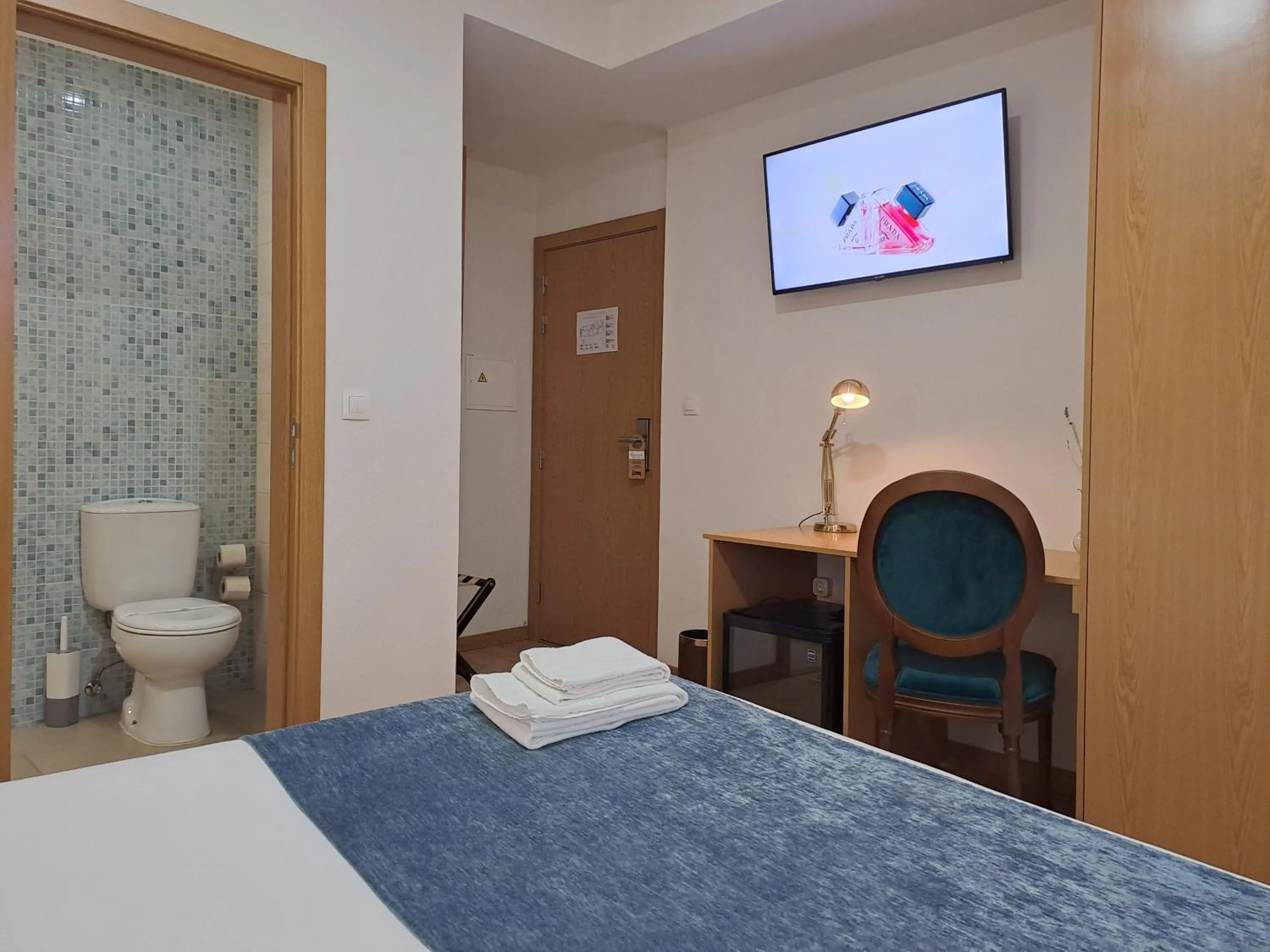 Toilet, Bed in Hotel SQUARE