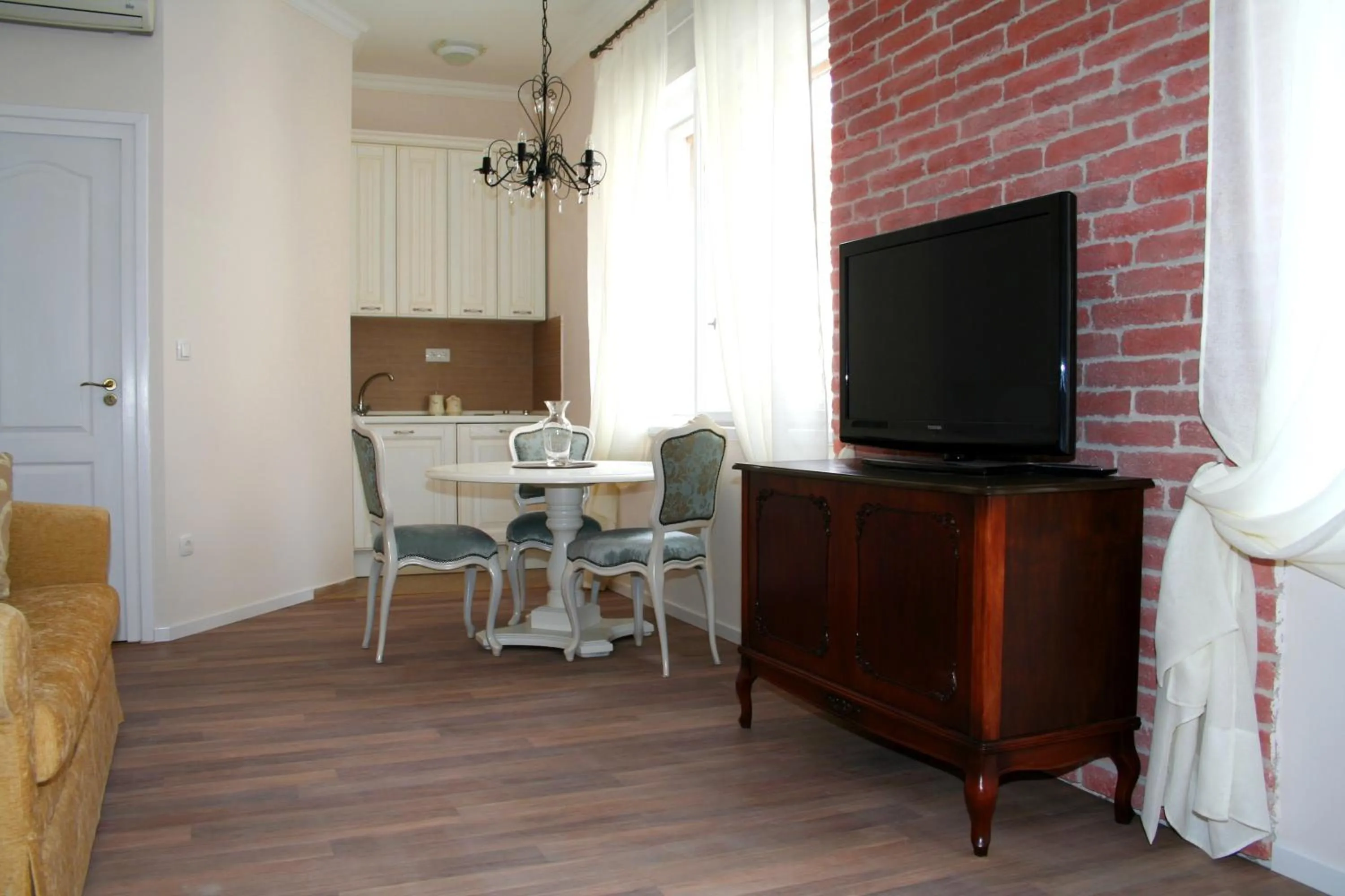 TV and multimedia in Banica Apartments & Rooms
