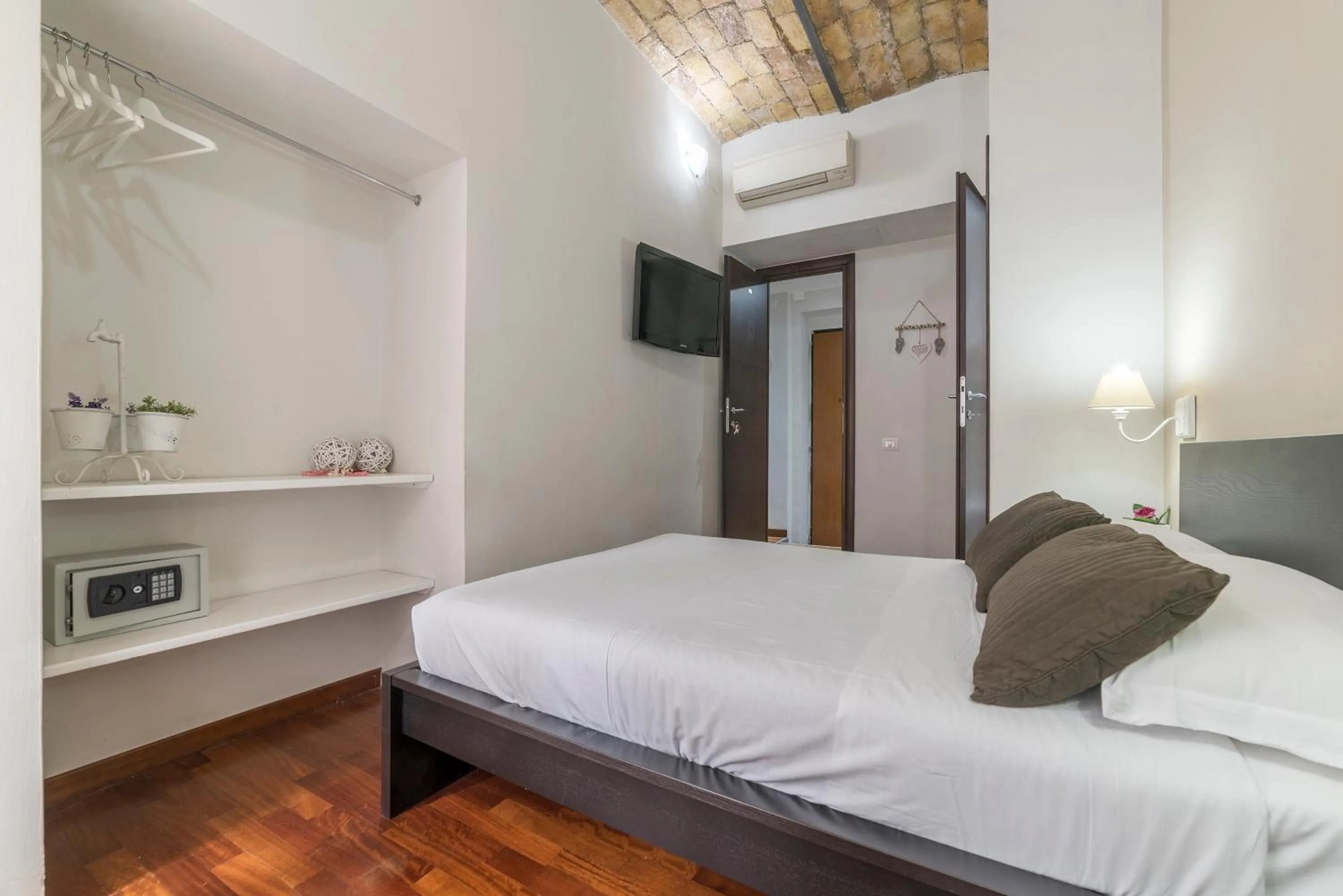 Photo of the whole room, Bed in Residenza Sistina