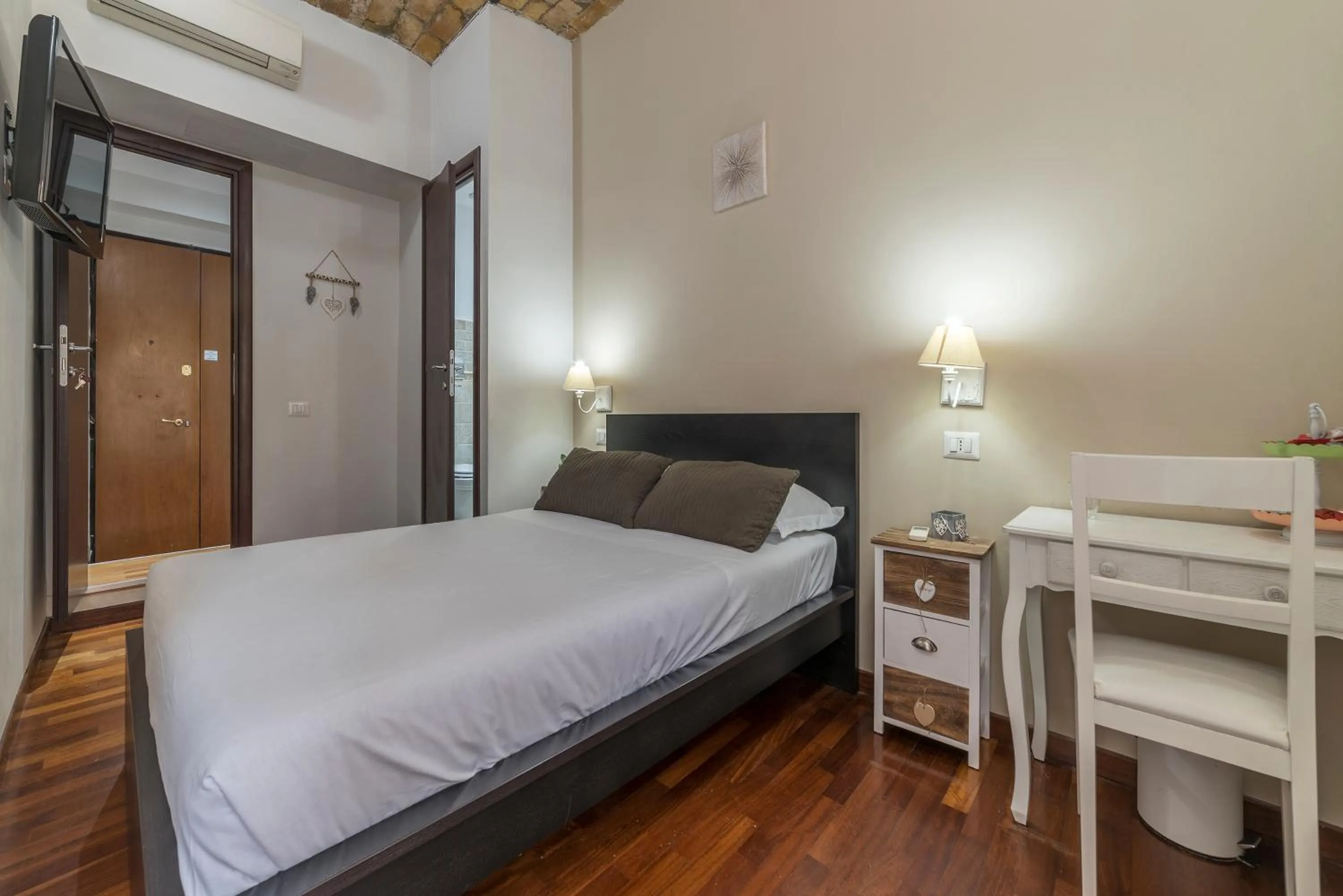 Photo of the whole room, Bed in Residenza Sistina