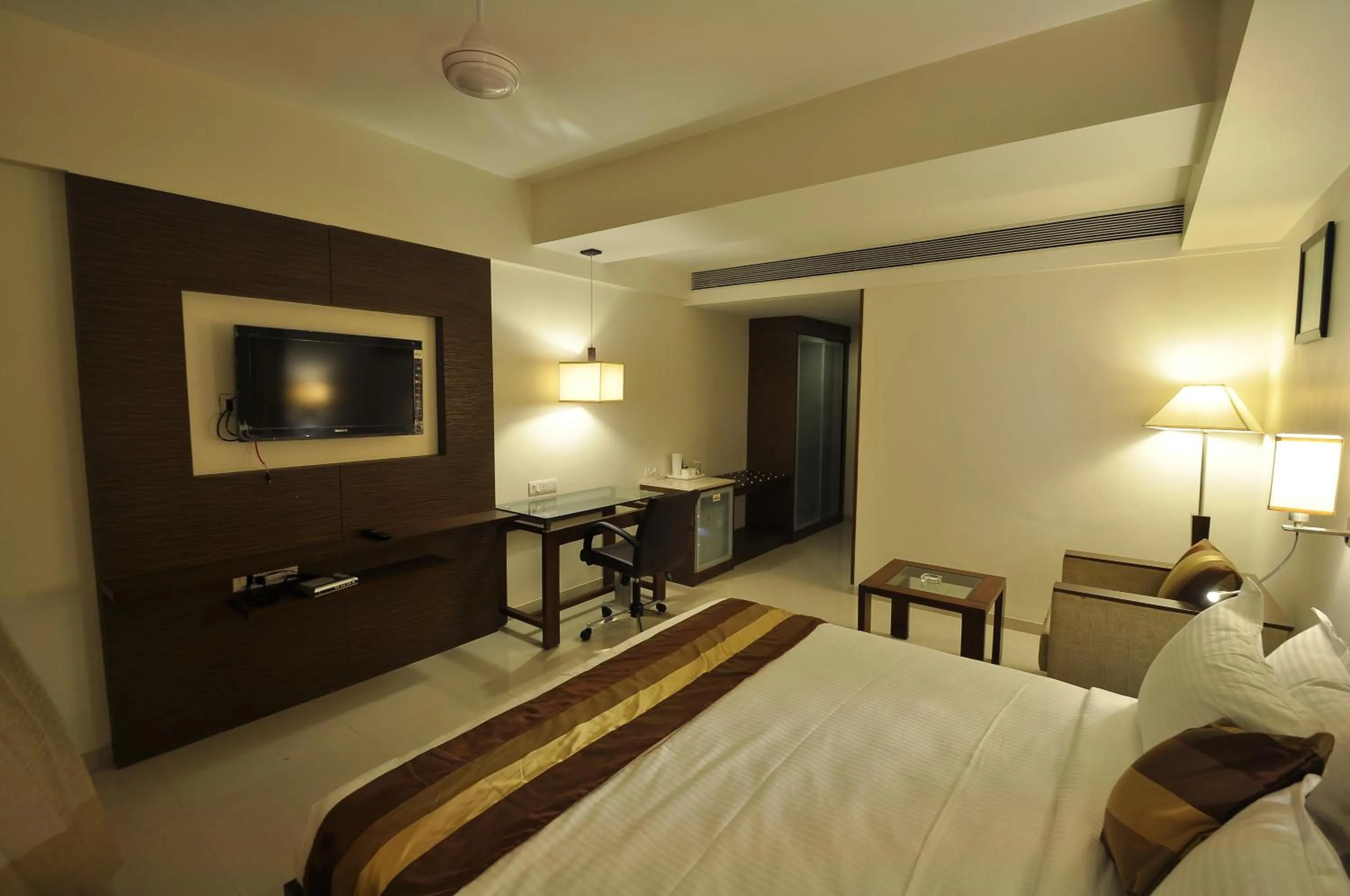 Photo of the whole room in Le Grande Residency -Unmarried Couples are not Allowed