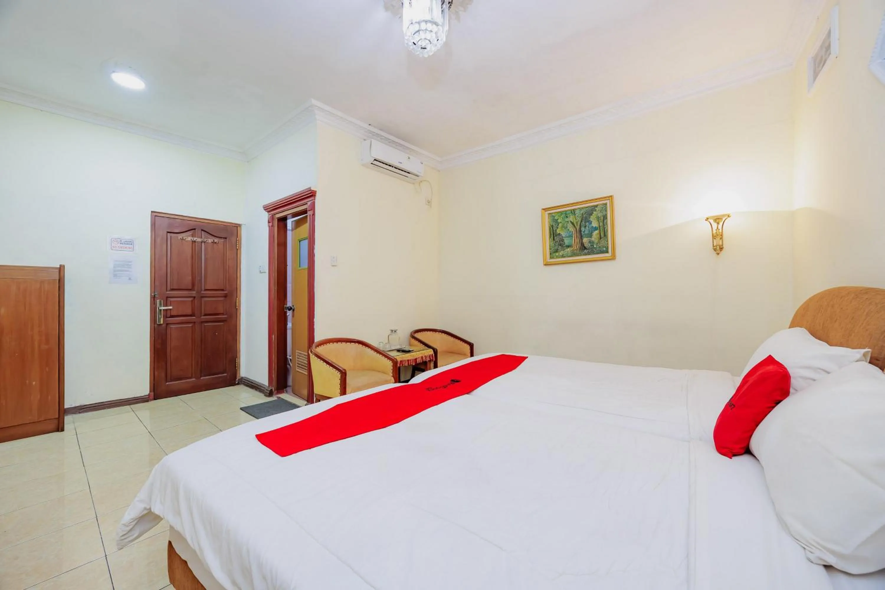 Bedroom in RedDoorz at Hotel Andalus Puncak