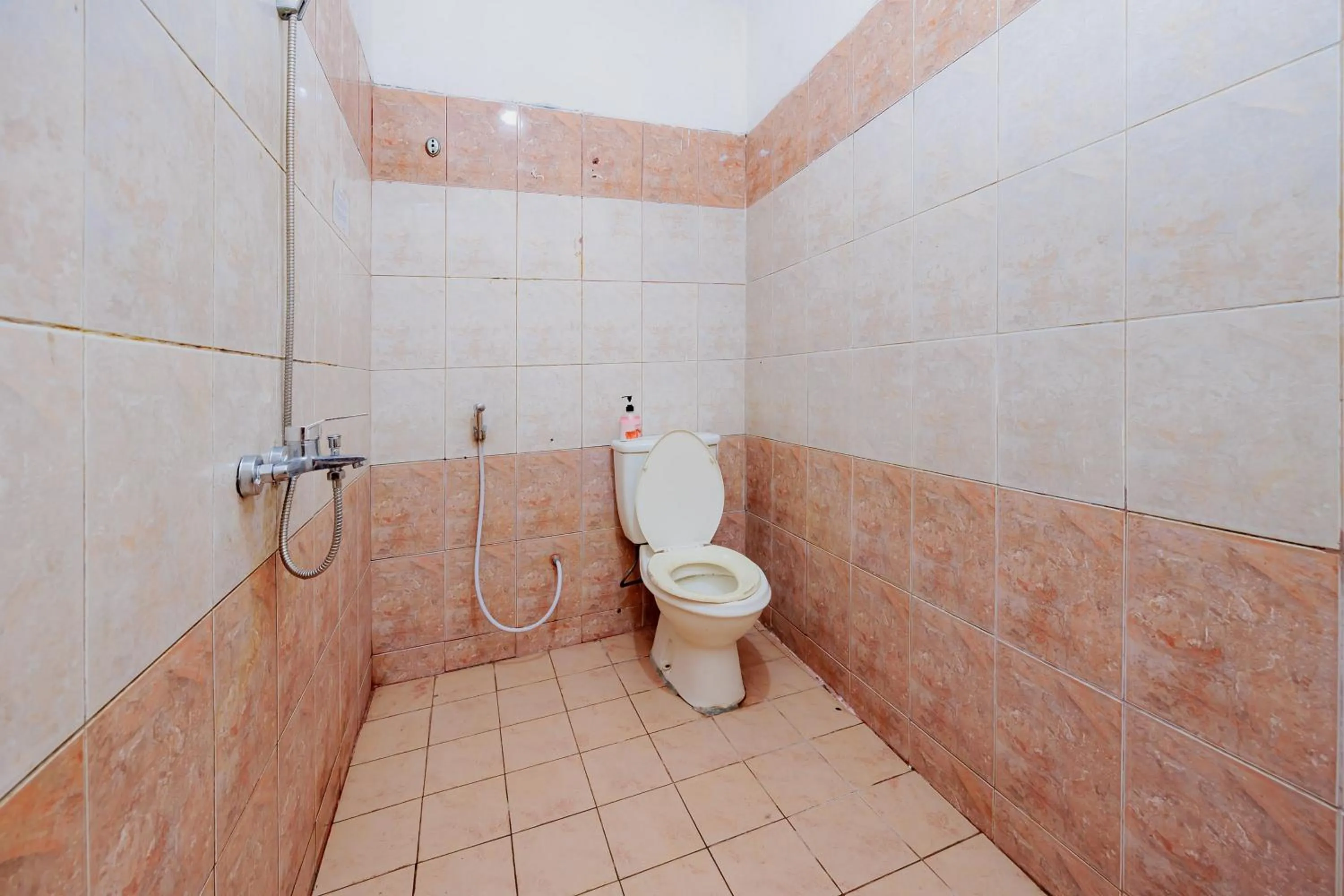 Bathroom in RedDoorz at Hotel Andalus Puncak