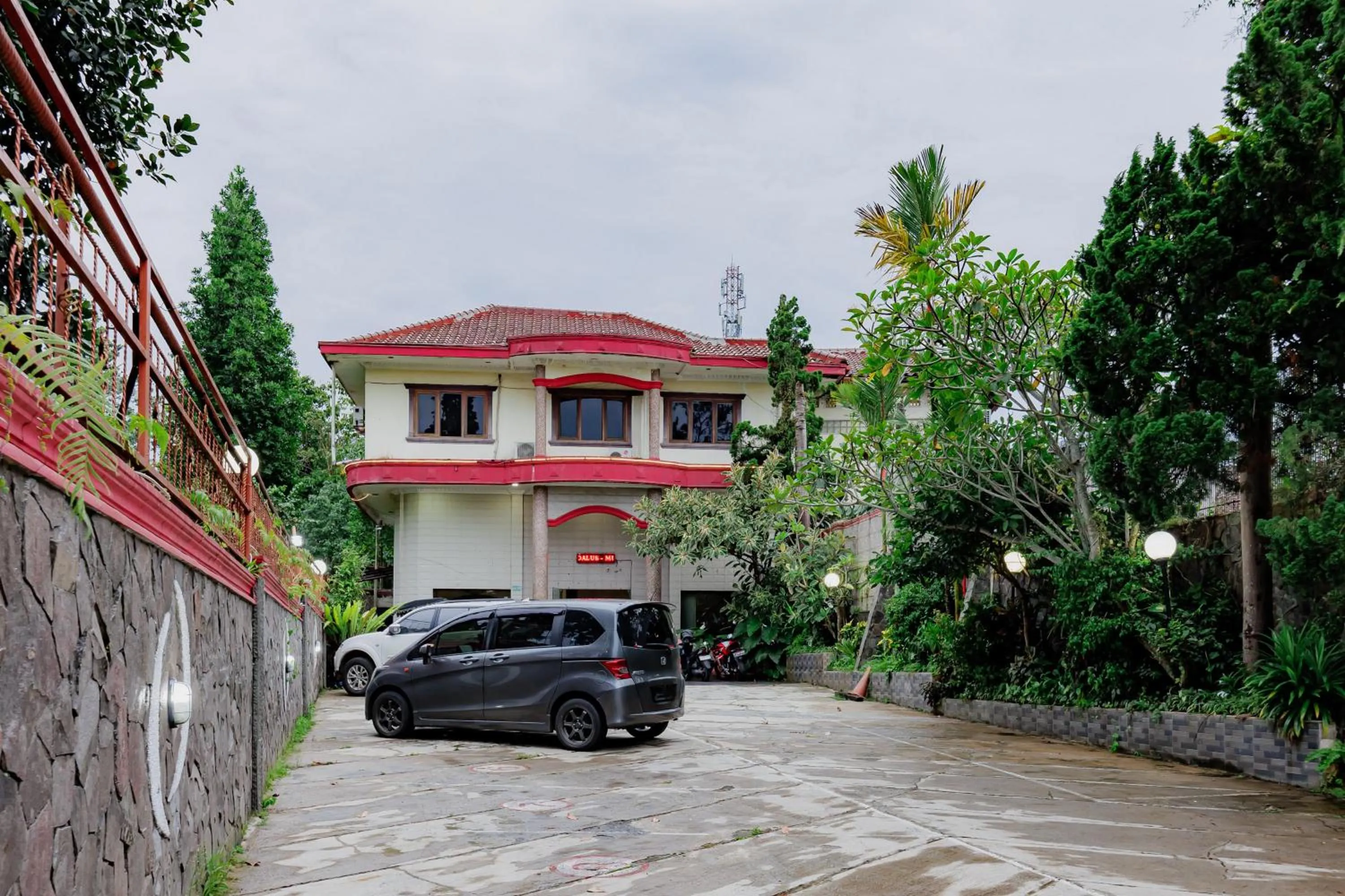 Parking in RedDoorz at Hotel Andalus Puncak