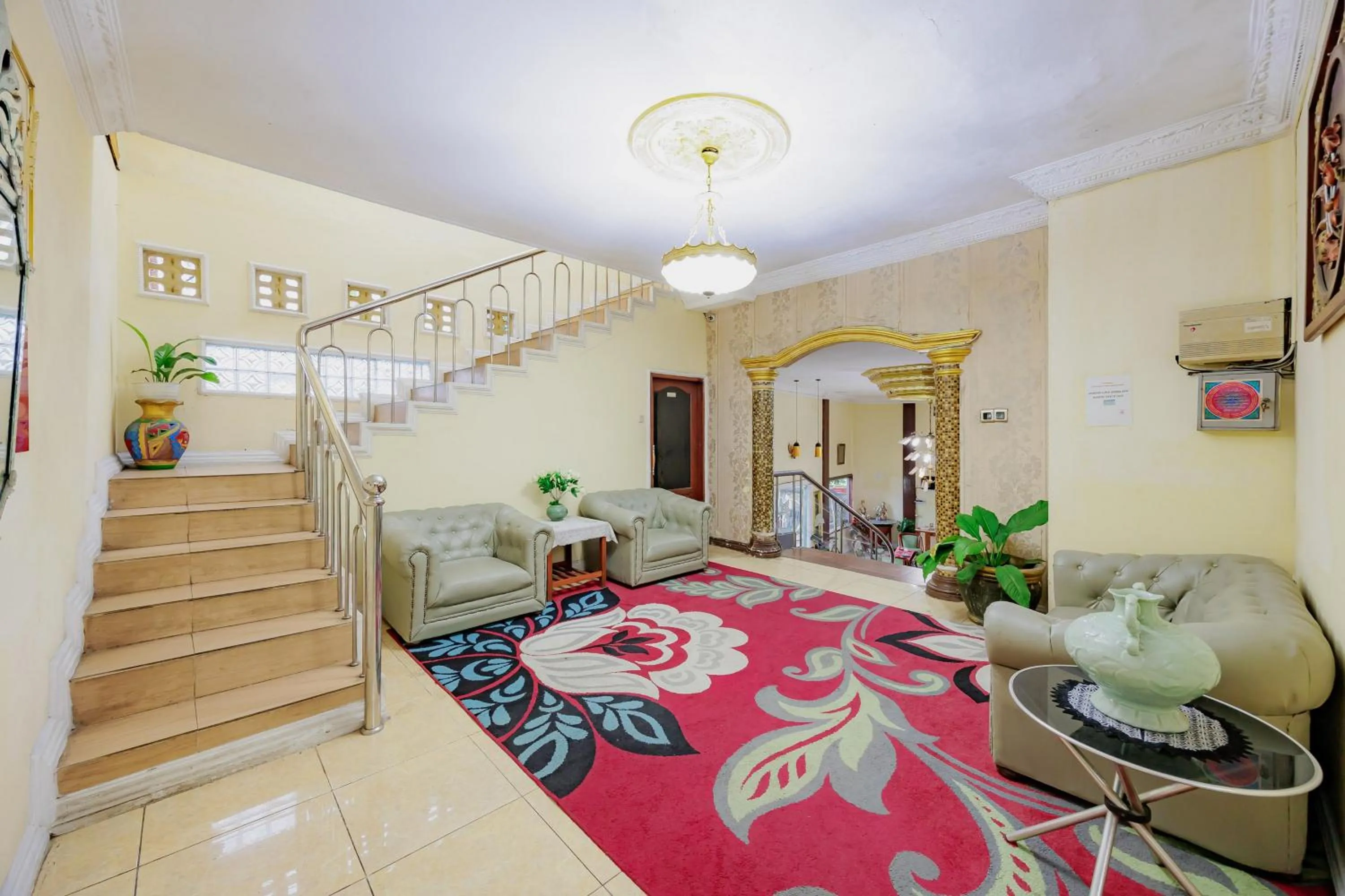 Seating area in RedDoorz at Hotel Andalus Puncak