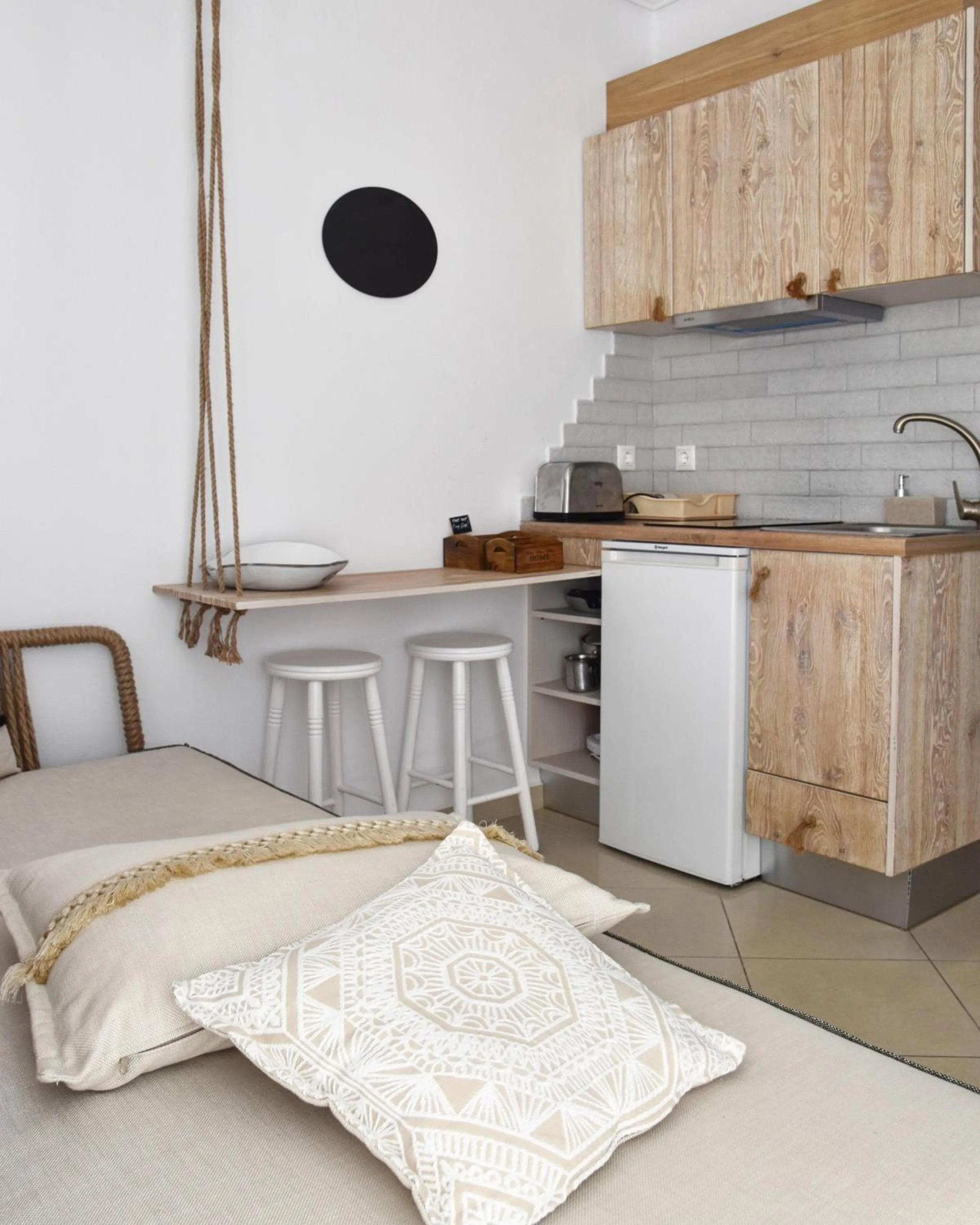 Communal kitchen in Angelos Design Suites