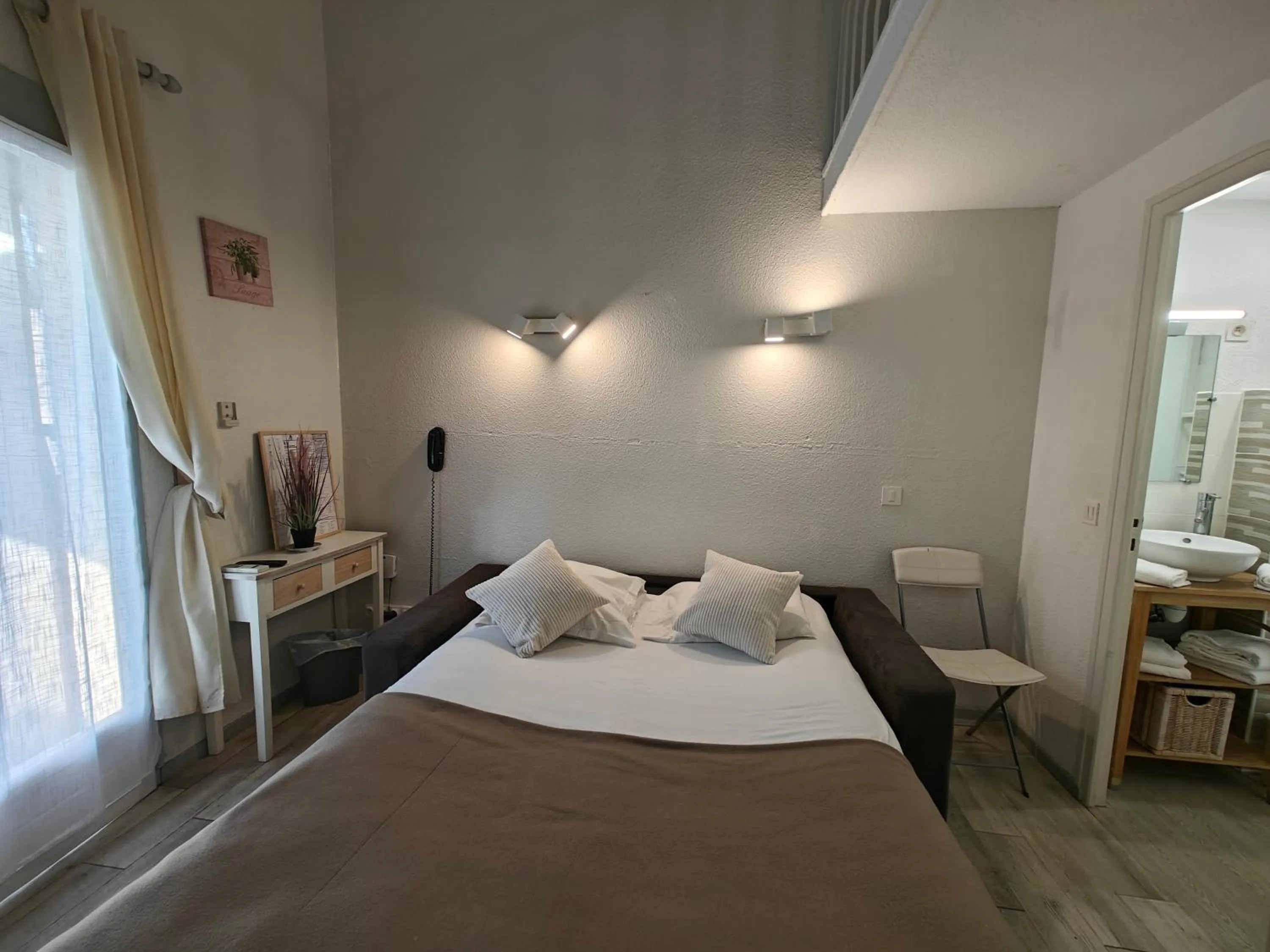 Photo of the whole room, Bed in Auberge Des Pins