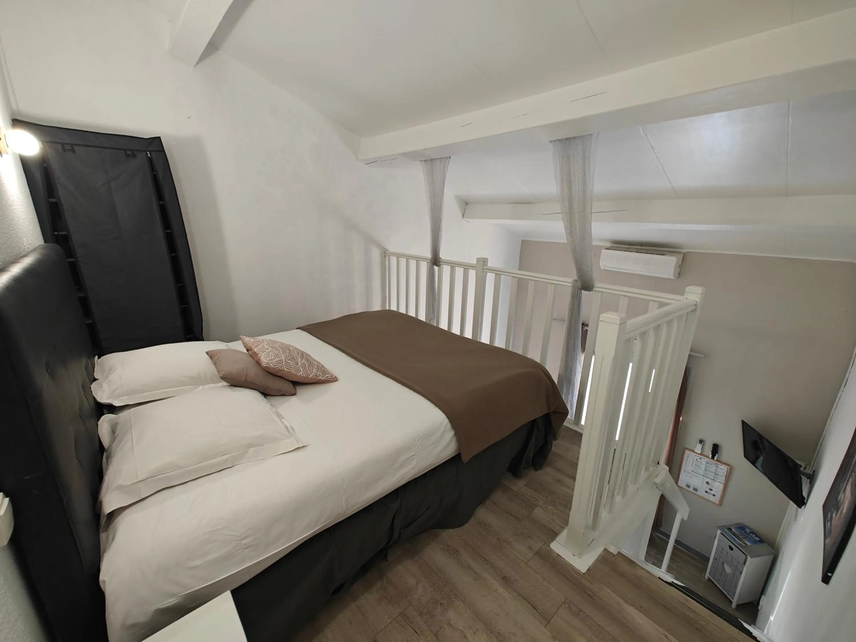 Bedroom, Bed in Auberge Des Pins