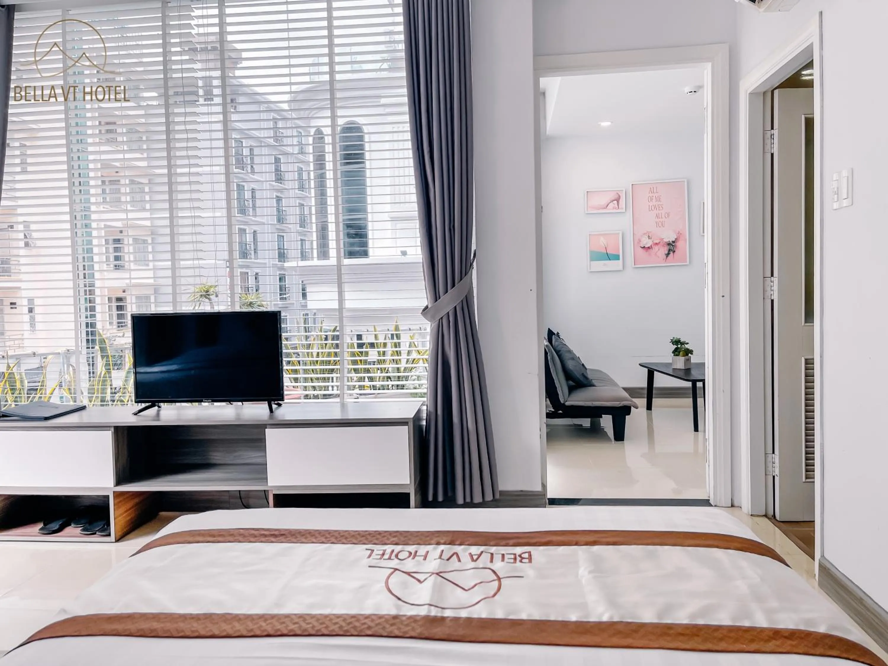 Communal lounge/ TV room, Bed in BELLA VT HOTEL