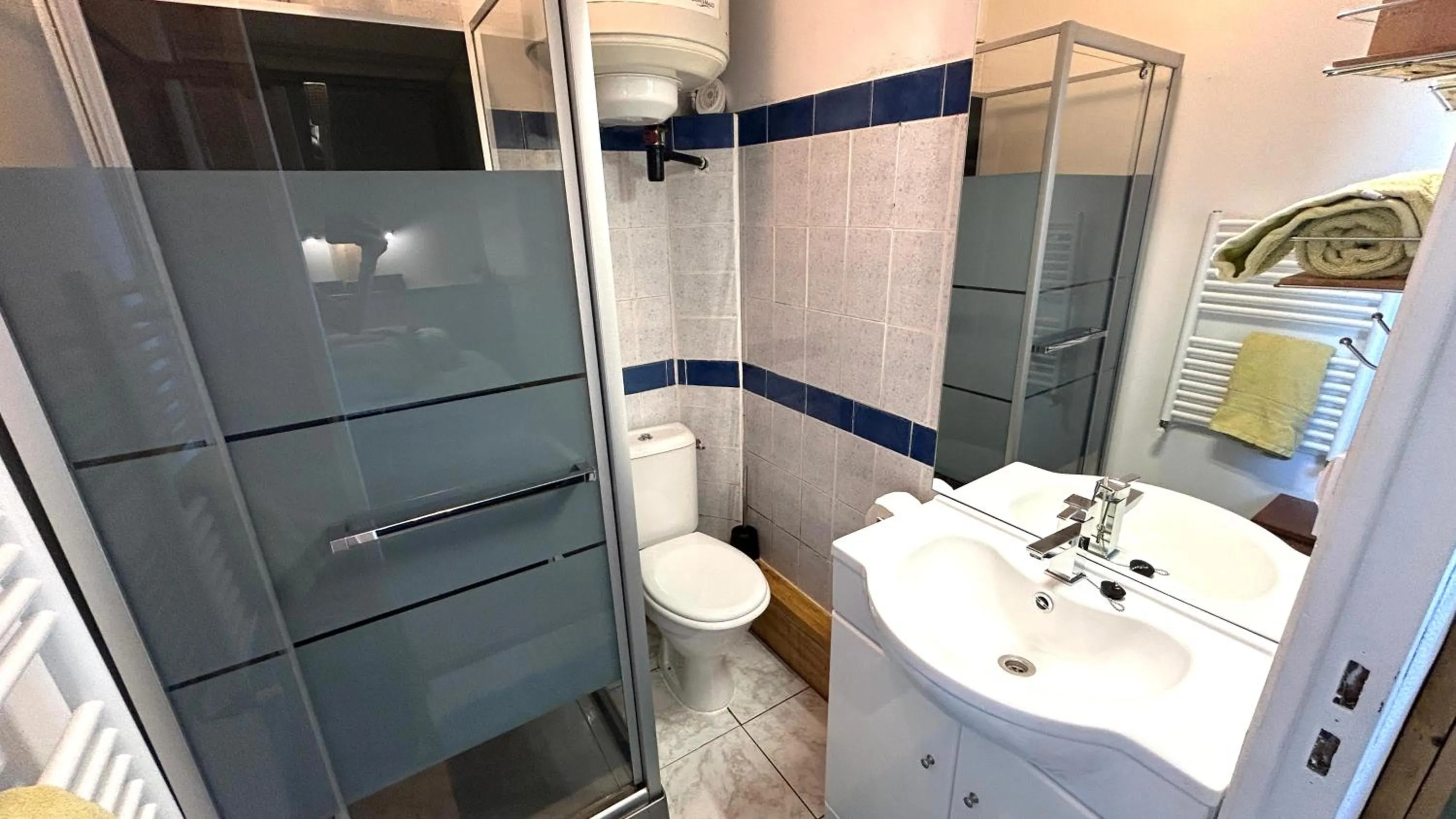 Shower in Chambres d'Hôtes du Manoir du Haut Salmon