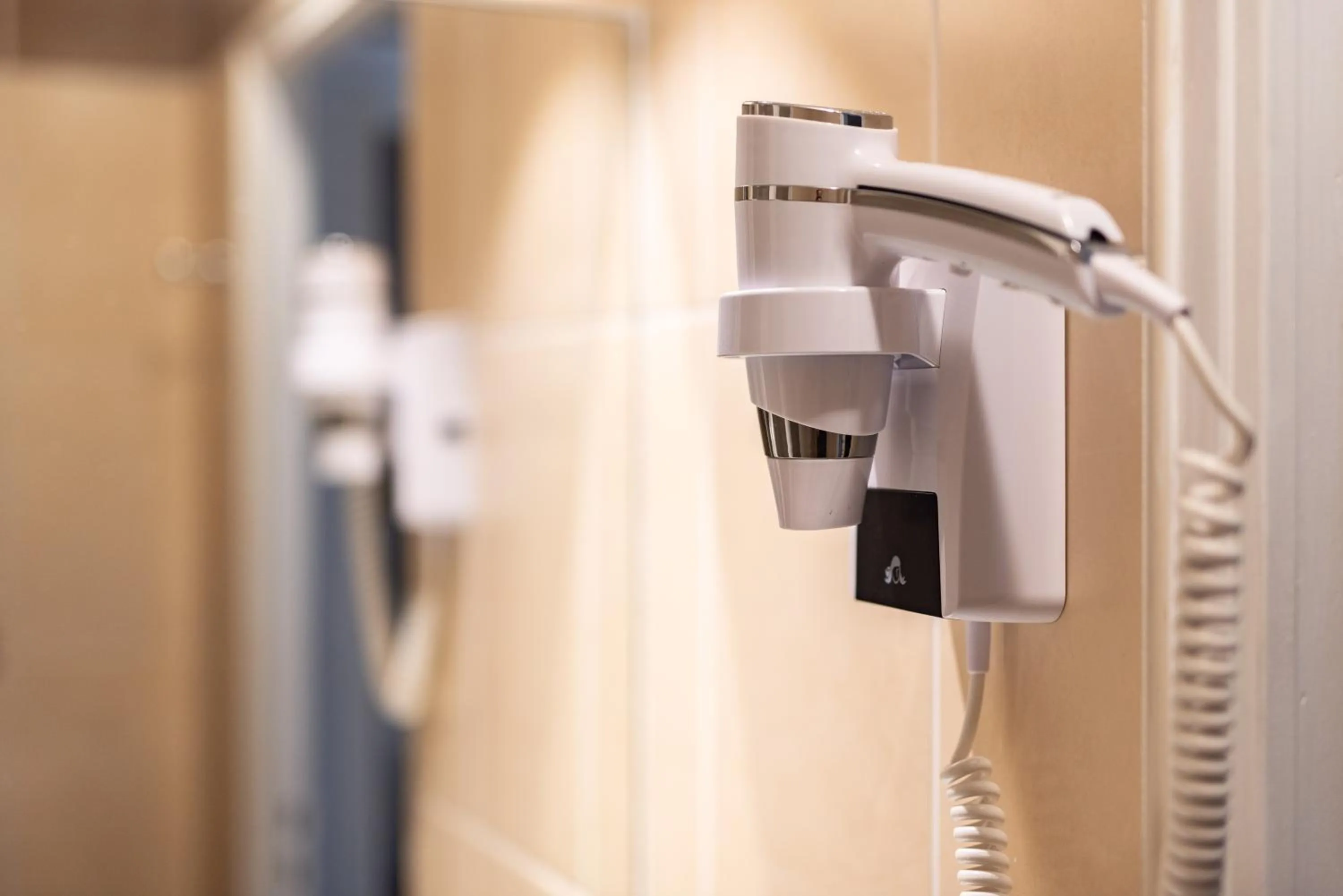 hair dryier in Kyriad Crepy En Valois