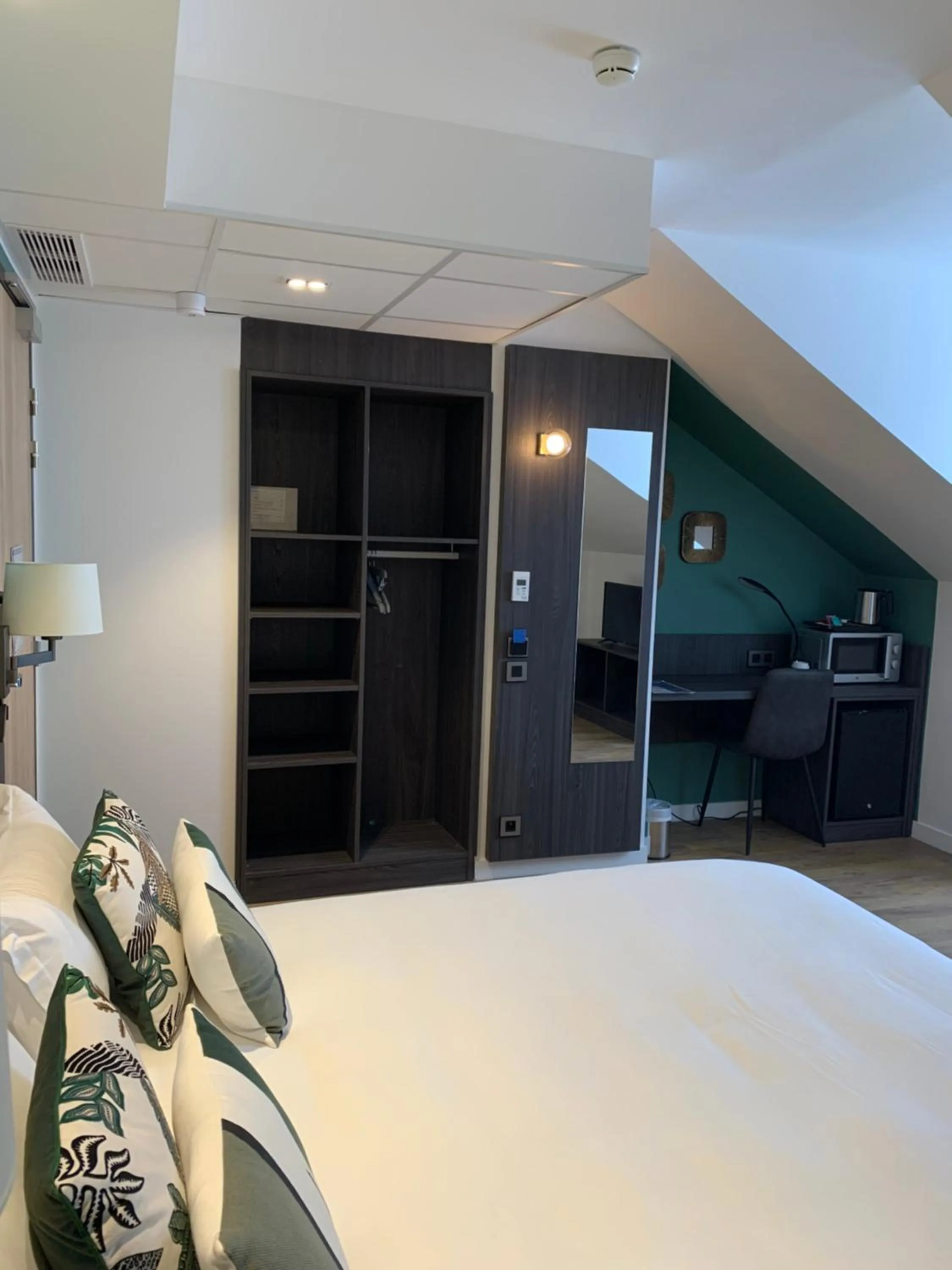 Bedroom, Bed in Kyriad Crepy En Valois