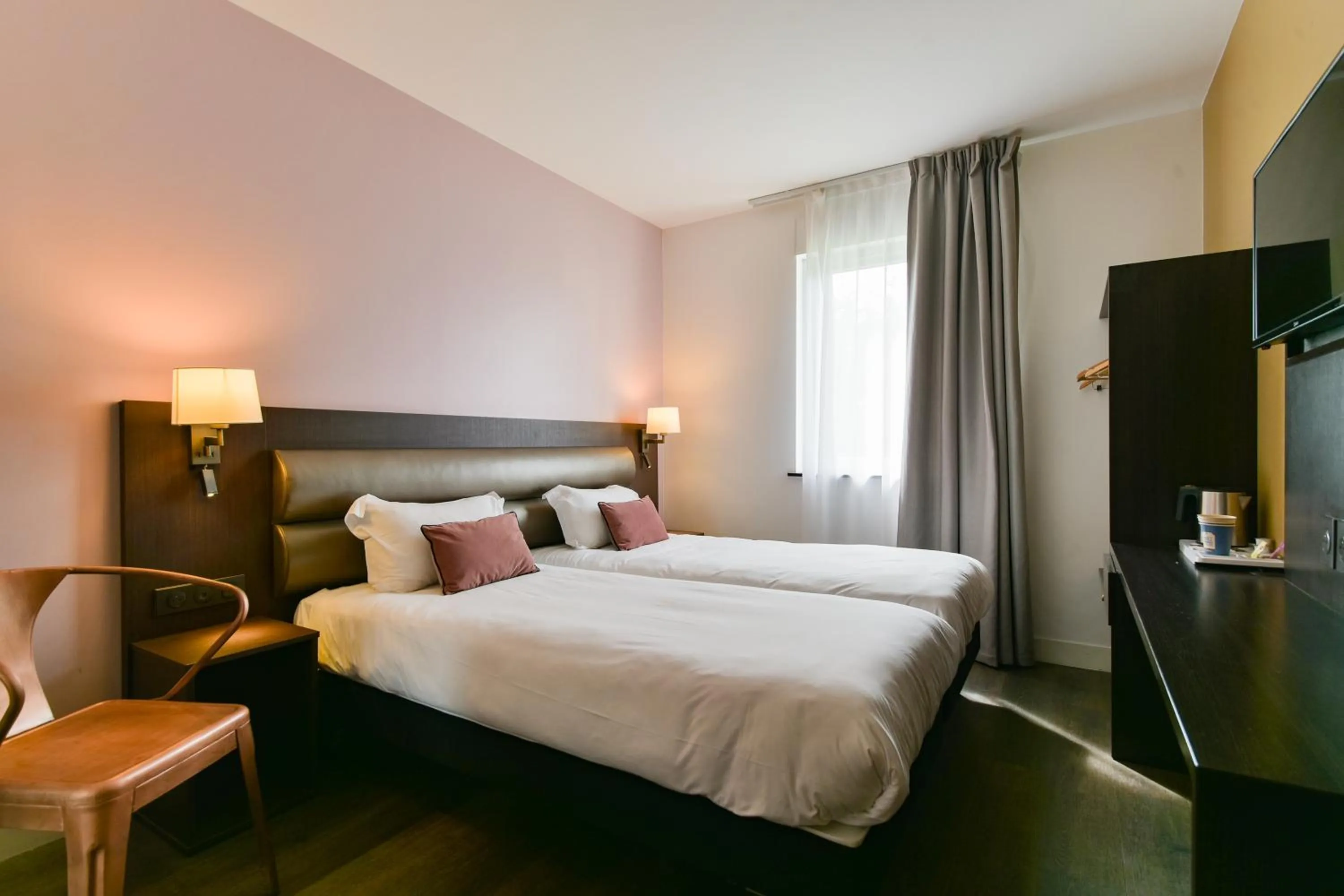 Bedroom, Bed in Kyriad Crepy En Valois