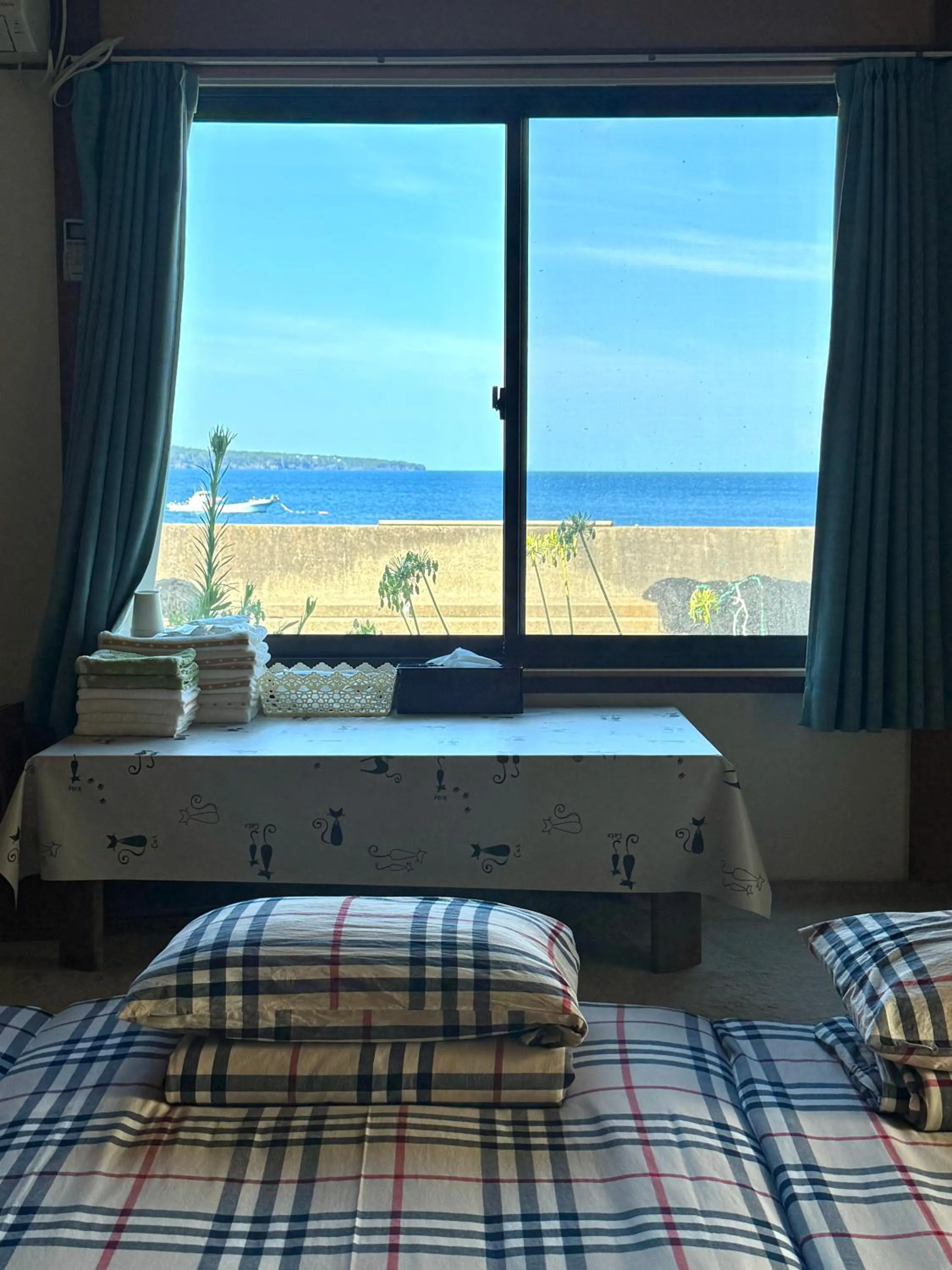 Bed in Izu Hokkawa Seaside Guesthouse 伊豆北川の家