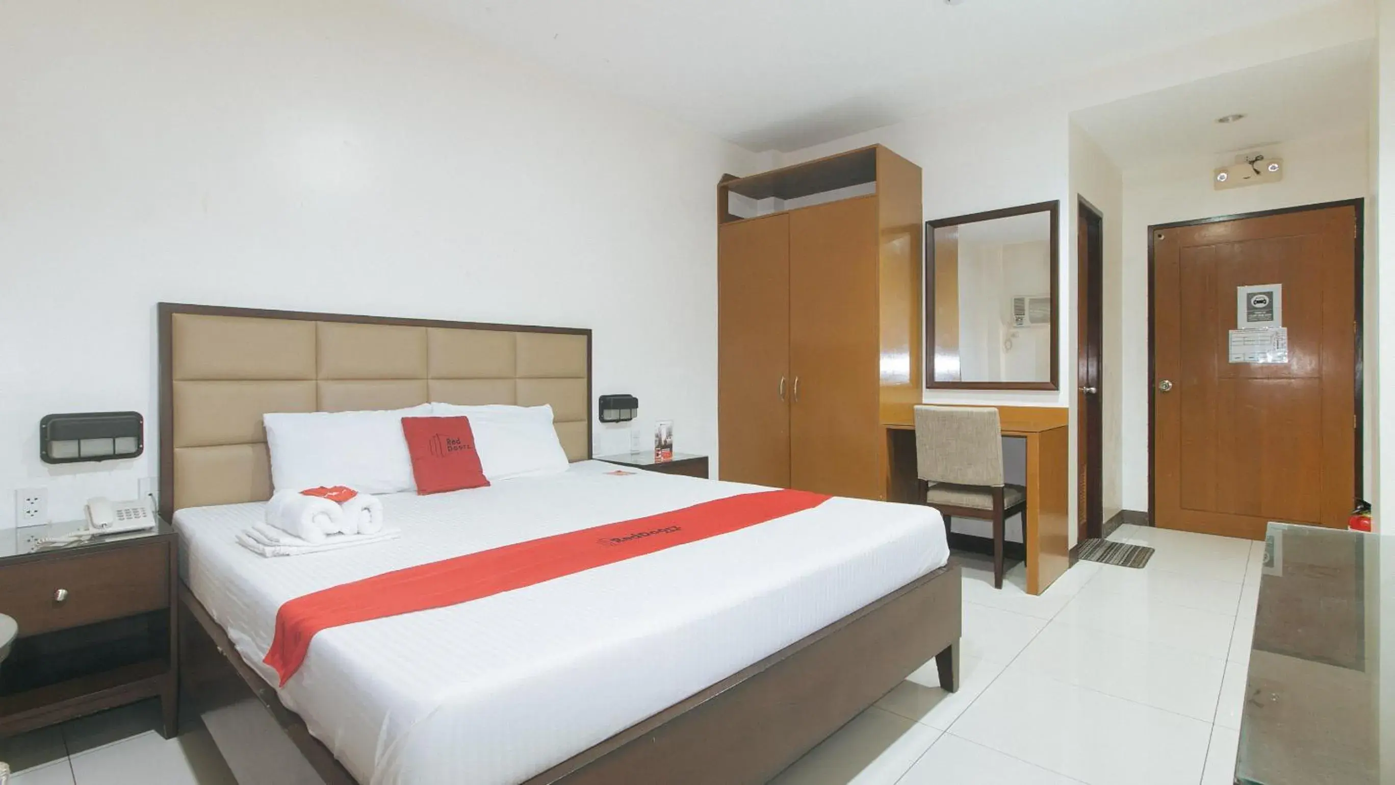 TV and multimedia, Bed in RedDoorz near Angeles University Foundation TV and multimedia, Bed in RedDoorz near Angeles University Foundation